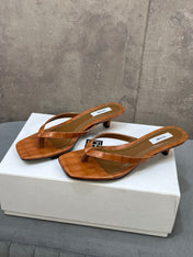THE ROW 26S SQUARE TOE THONG KITTEN HEEL SANDALS 45MM IN CARAMEL BROWN CROCODILE EMBOSSED CALFSKIN