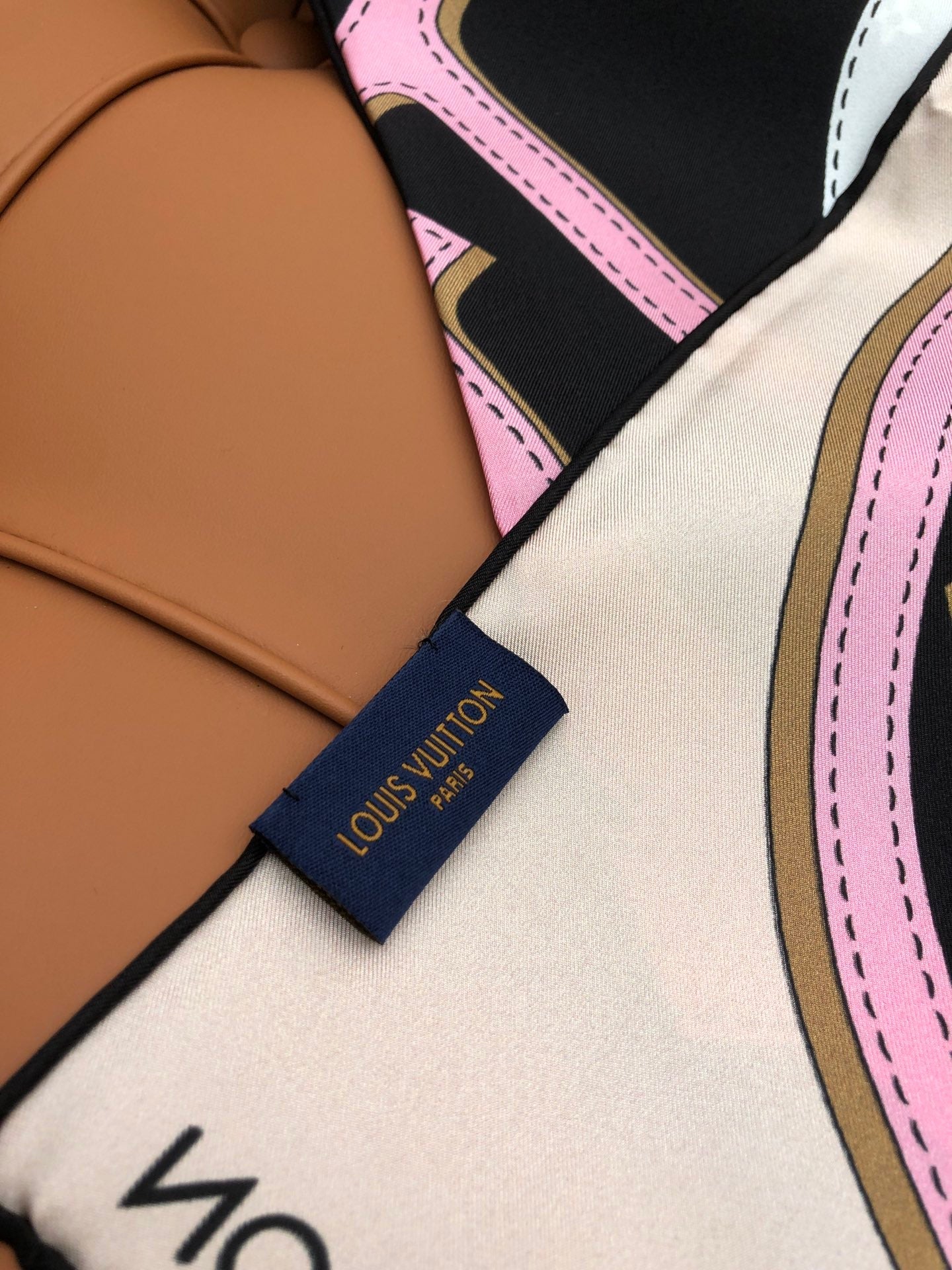 LV SCARF 90 CM IN SILK 704579