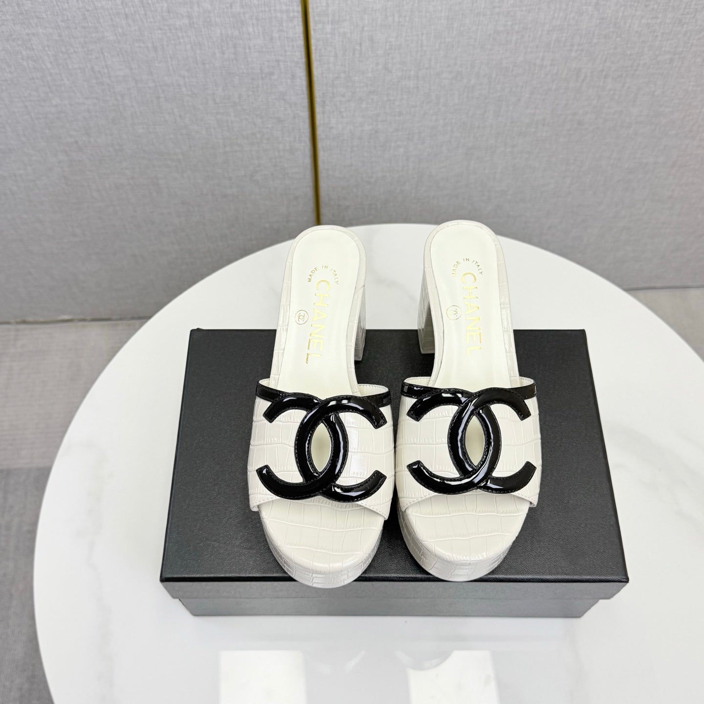 CHANEL 26S BLOCK HEEL SANDALS 100 MM IN WHITE CROCODILE-EMBOSSED CALFSKIN