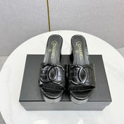 CHANEL 26S BLOCK HEEL SANDALS 100 MM IN BLACK CROCODILE-EMBOSSED CALFSKIN