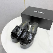 CHANEL 26S BLOCK HEEL SANDALS 100 MM IN BLACK CROCODILE-EMBOSSED CALFSKIN