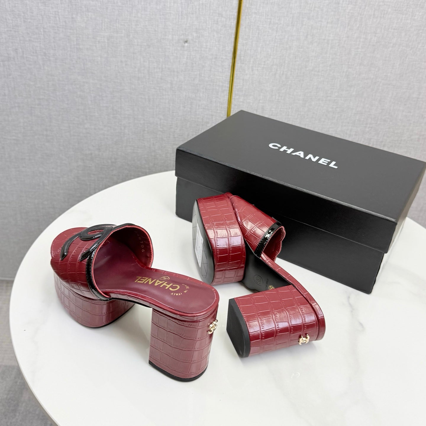 CHANEL 26S BLOCK HEEL SANDALS 100 MM IN RED CROCODILE-EMBOSSED CALFSKIN