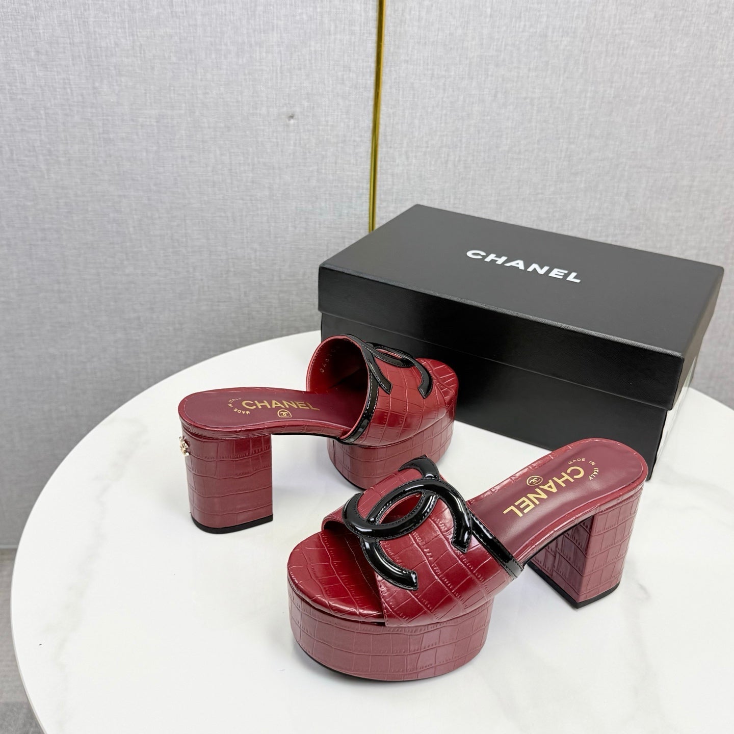 CHANEL 26S BLOCK HEEL SANDALS 100 MM IN RED CROCODILE-EMBOSSED CALFSKIN
