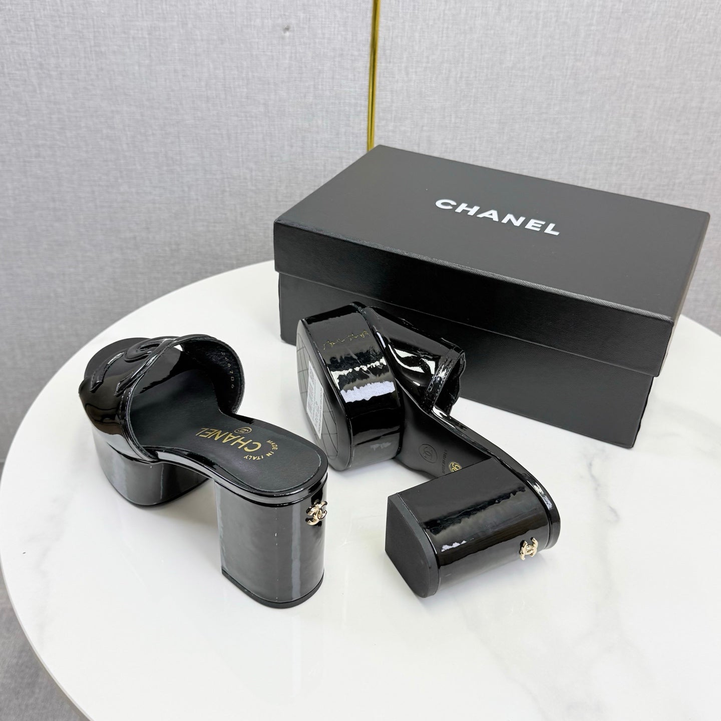 CHANEL 26S BLOCK HEEL SANDALS 100 MM IN BLACK PATENT CALFSKIN