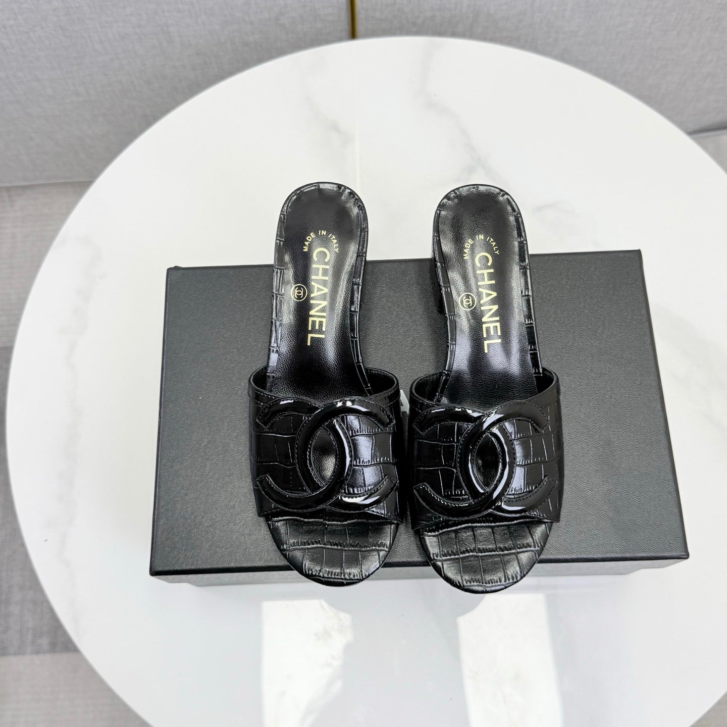 CHANEL 26S BLOCK HEEL SANDALS 40 MM IN BLACK CROCODILE-EMBOSSED CALFSKIN