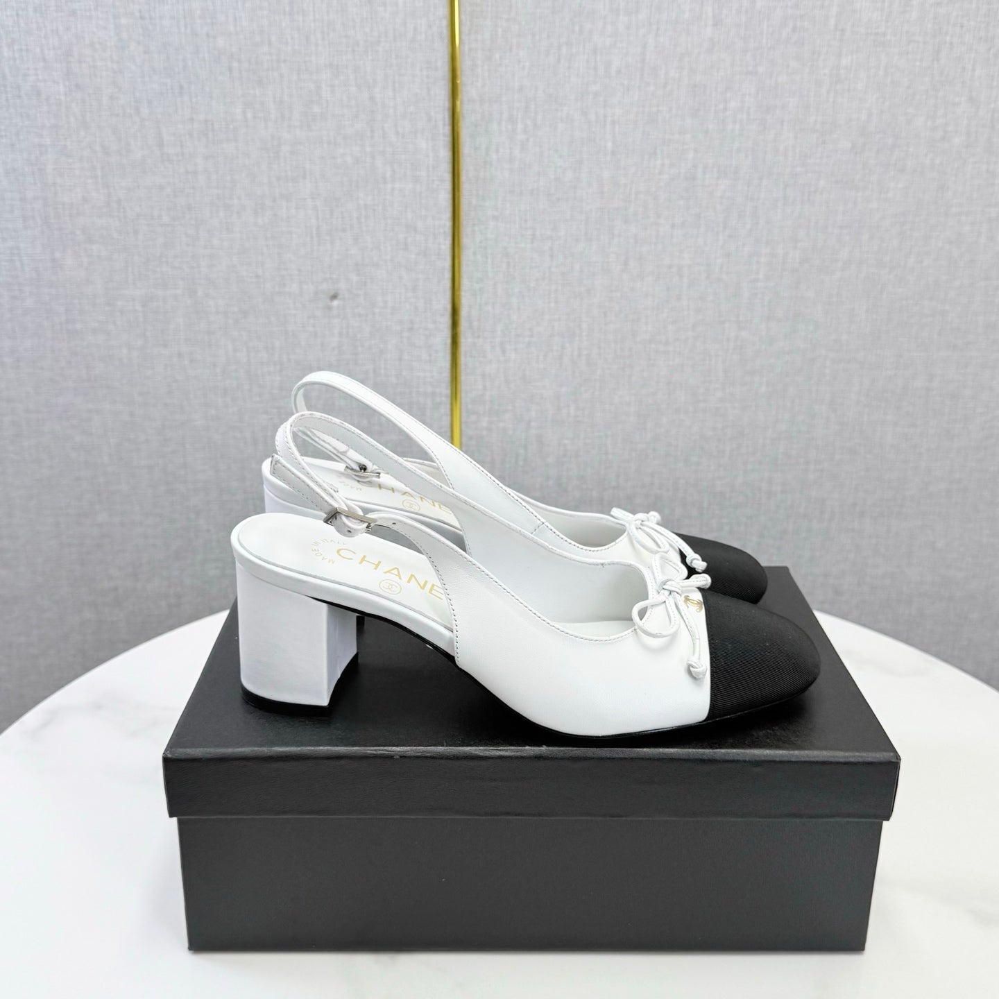 CHANEL 26S SLINGBACK HEELS 45 MM IN WHITE LAMBSKIN AND BLACK FABRIC