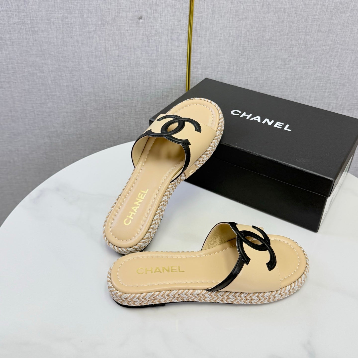 CHANEL 26S PLATFORM SLIDES IN BEIGE LAMBSKIN WITH CC LOGO