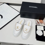 CHANEL 25S MULES WITH CHAIN DETAIL IN WHITE CALFSKIN GOLD HARDWARE