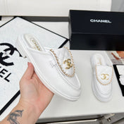 CHANEL 25S MULES WITH CHAIN DETAIL IN WHITE CALFSKIN GOLD HARDWARE