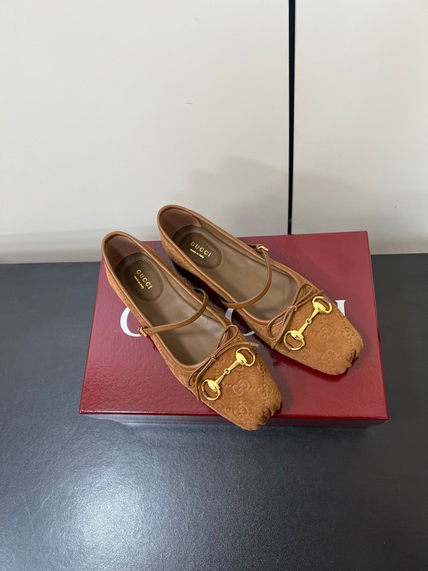 GG MARY JANE 25S IN BROWN SUEDE WITH GOLD HARDWARE
