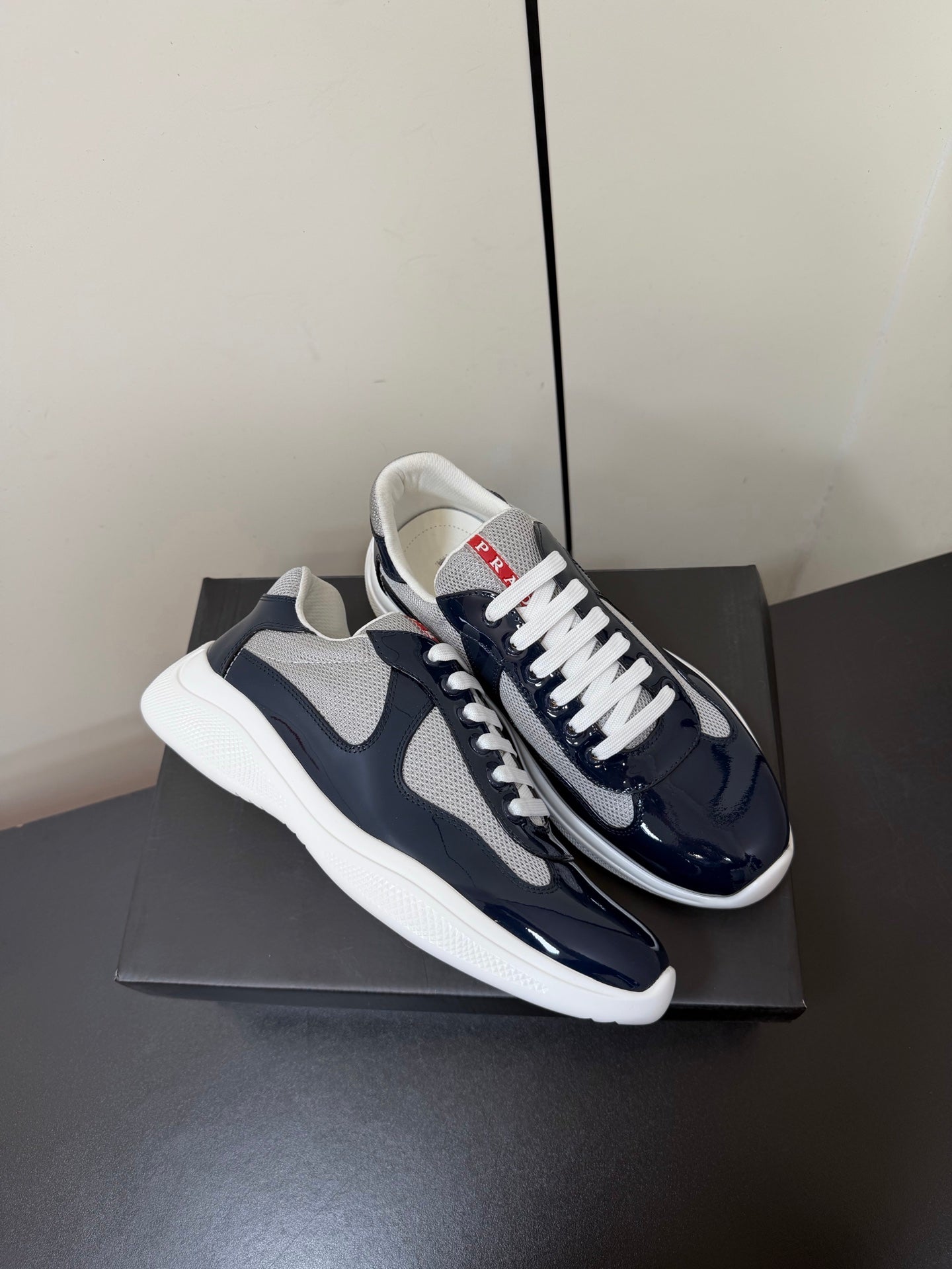 PRADA 26S SNEAKERS IN NAVY BLUE PATENT CALFSKIN AND WHITE MESH