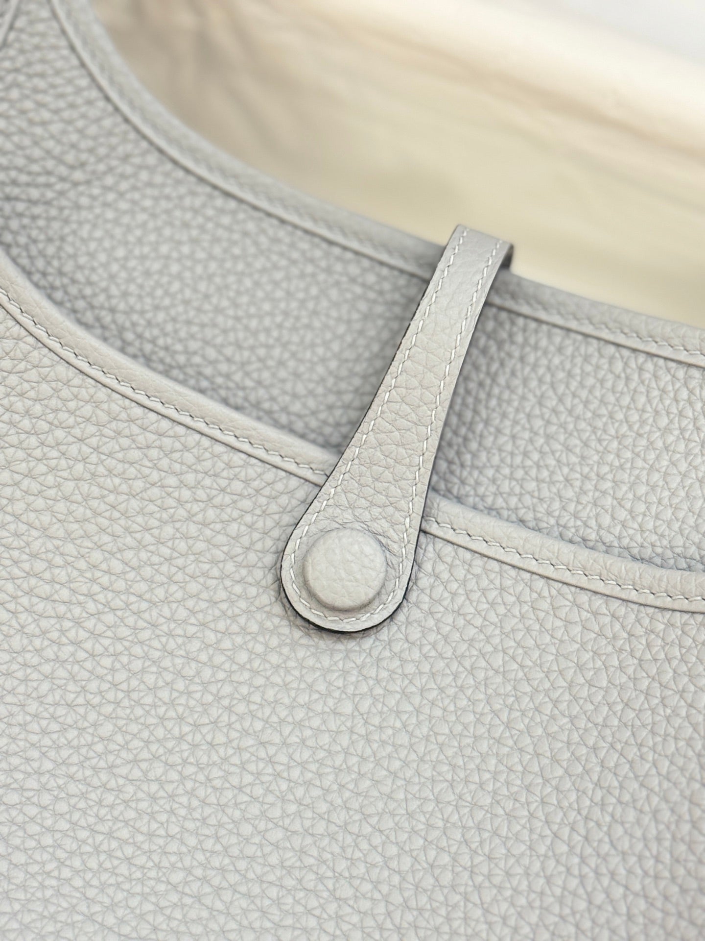 HM 26S EVELYNE BAG 23MM IN LIGHT GRAY GRAINED CALFSKIN