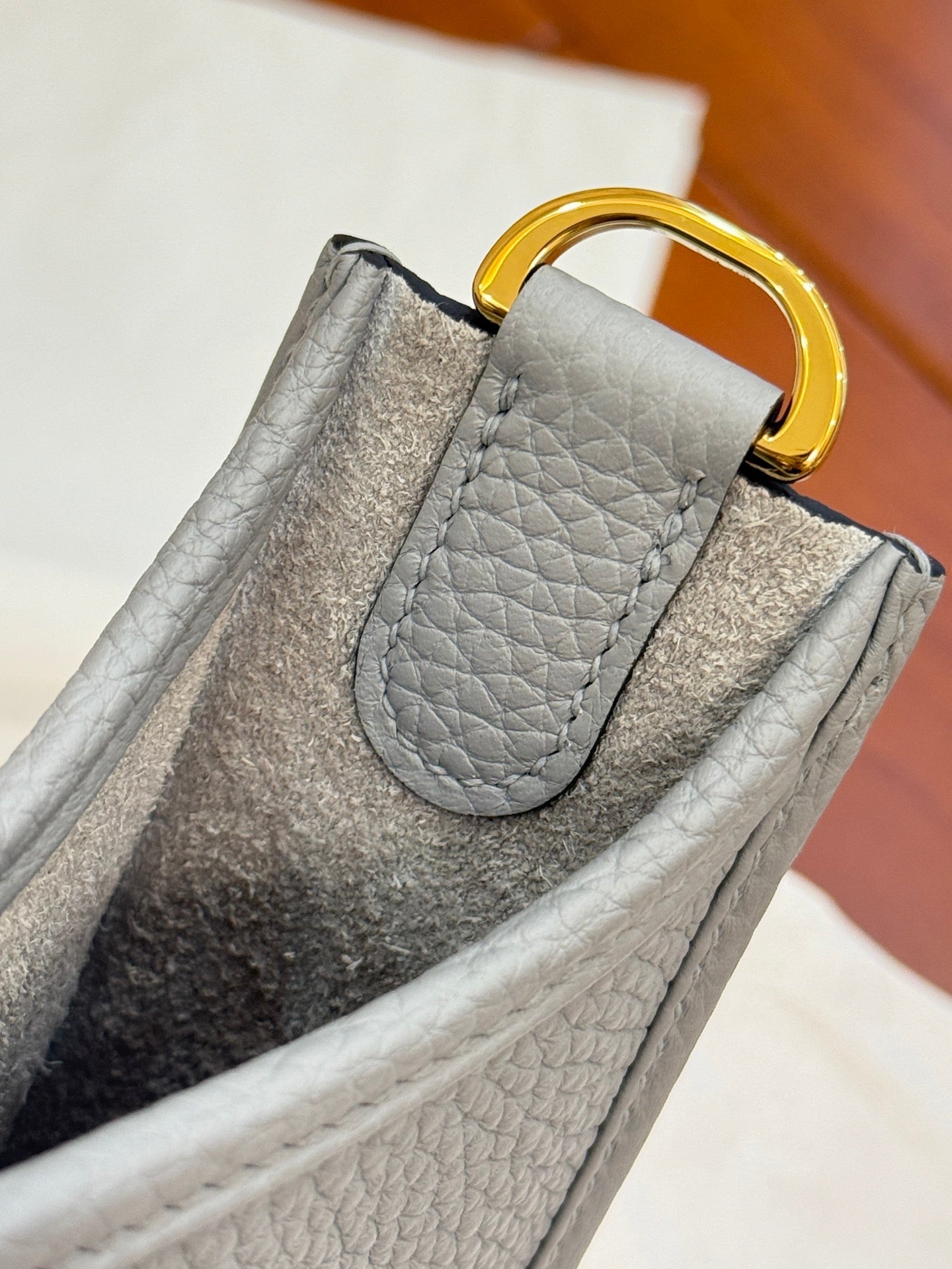 HM 26S EVELYNE BAG 23MM IN LIGHT GRAY GRAINED CALFSKIN