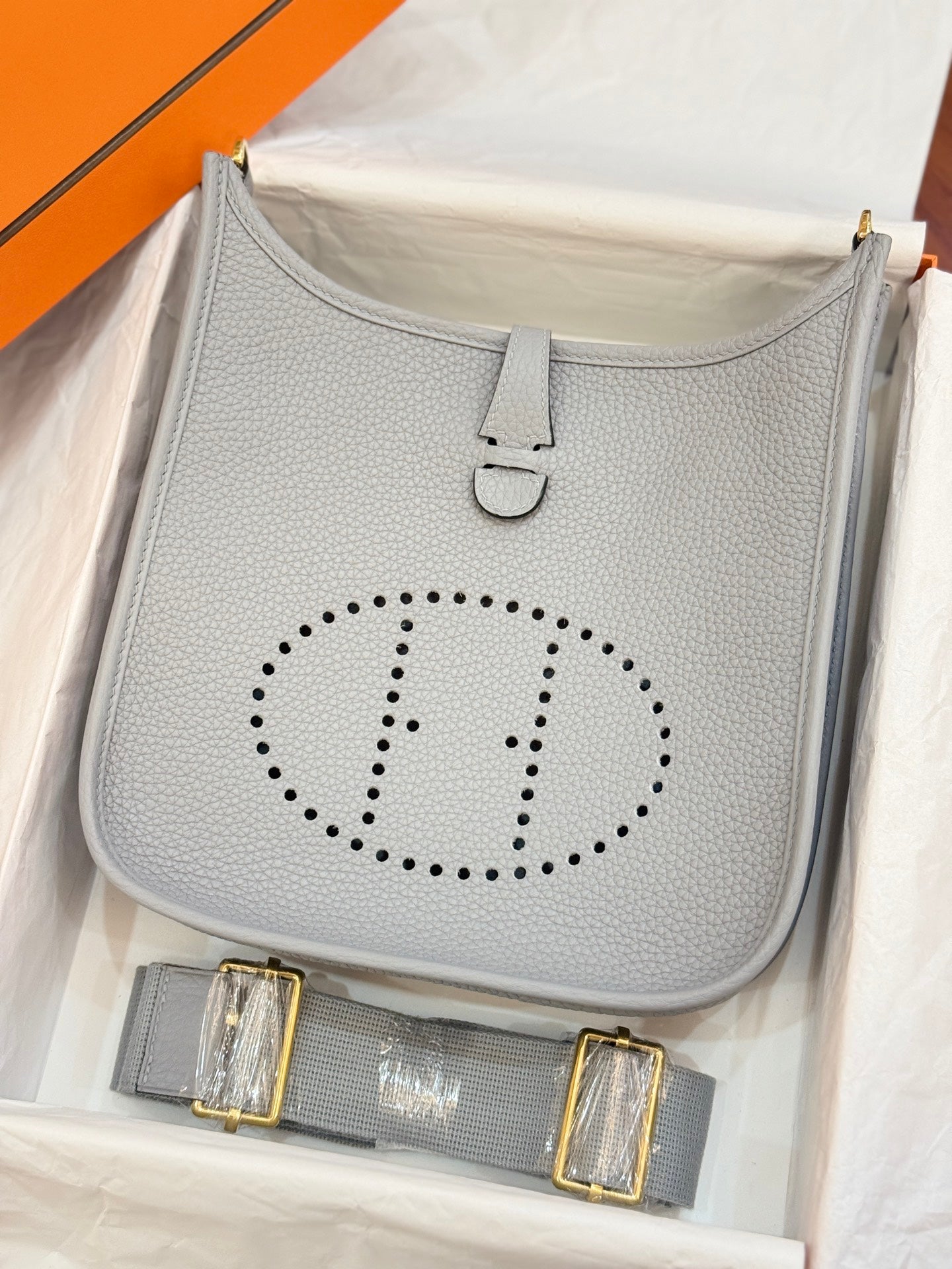 HM 26S EVELYNE BAG 23MM IN LIGHT GRAY GRAINED CALFSKIN