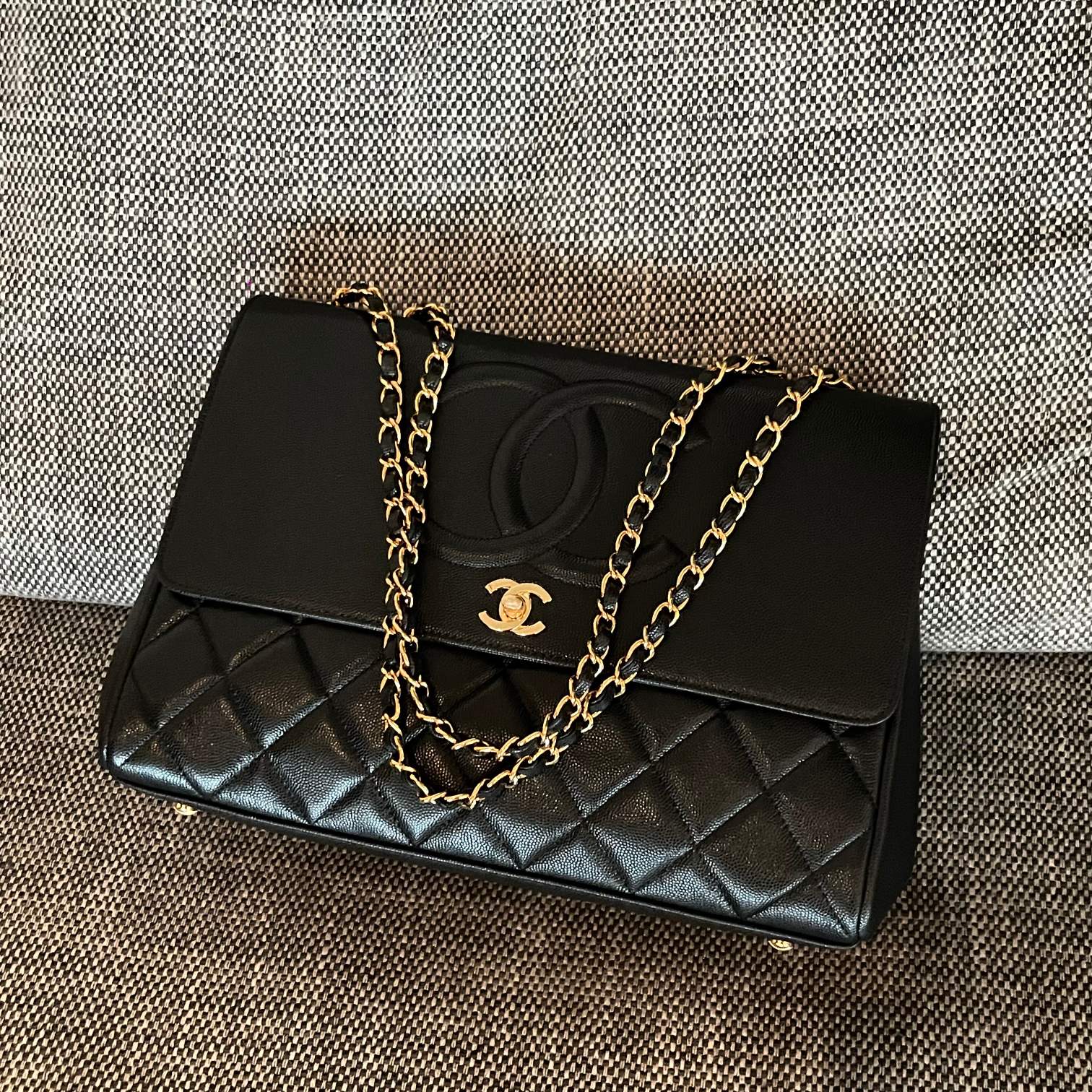 CHANEL 26S LARGE CC LOGO FLAP SHOULDER BAG 33 IN BLACK CAVIAR CALFSKIN GOLD HARDWARE