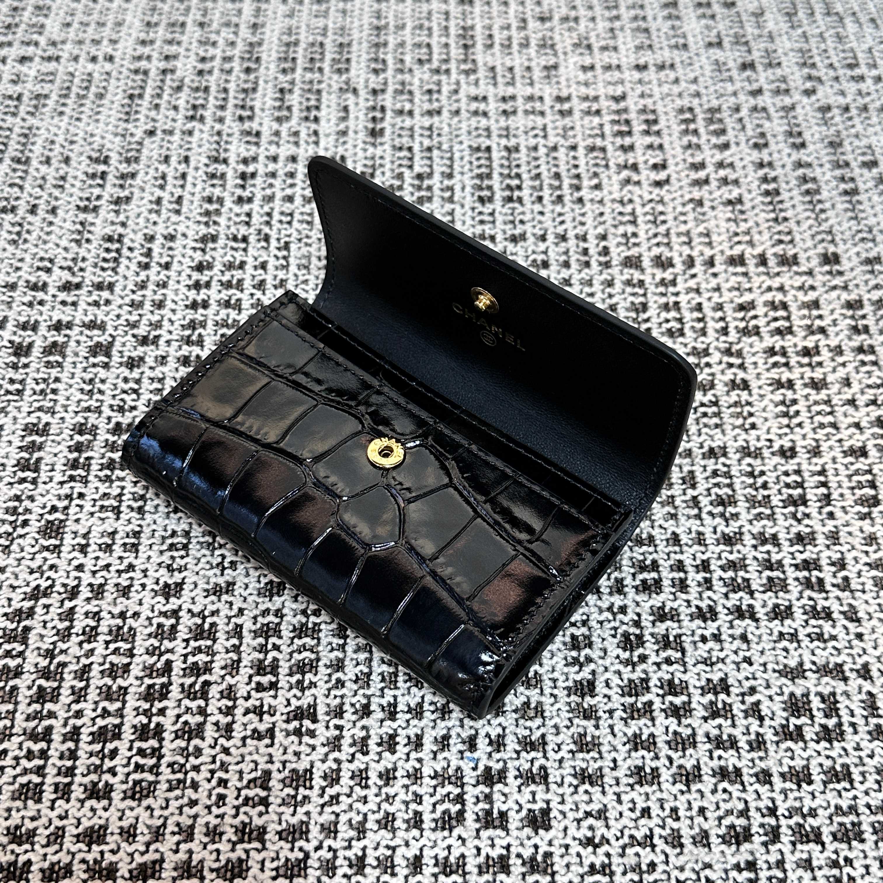 CHANEL 26S FLAP WALLET 11 IN BLACK CROCODILE-EMBOSSED CALFSKIN