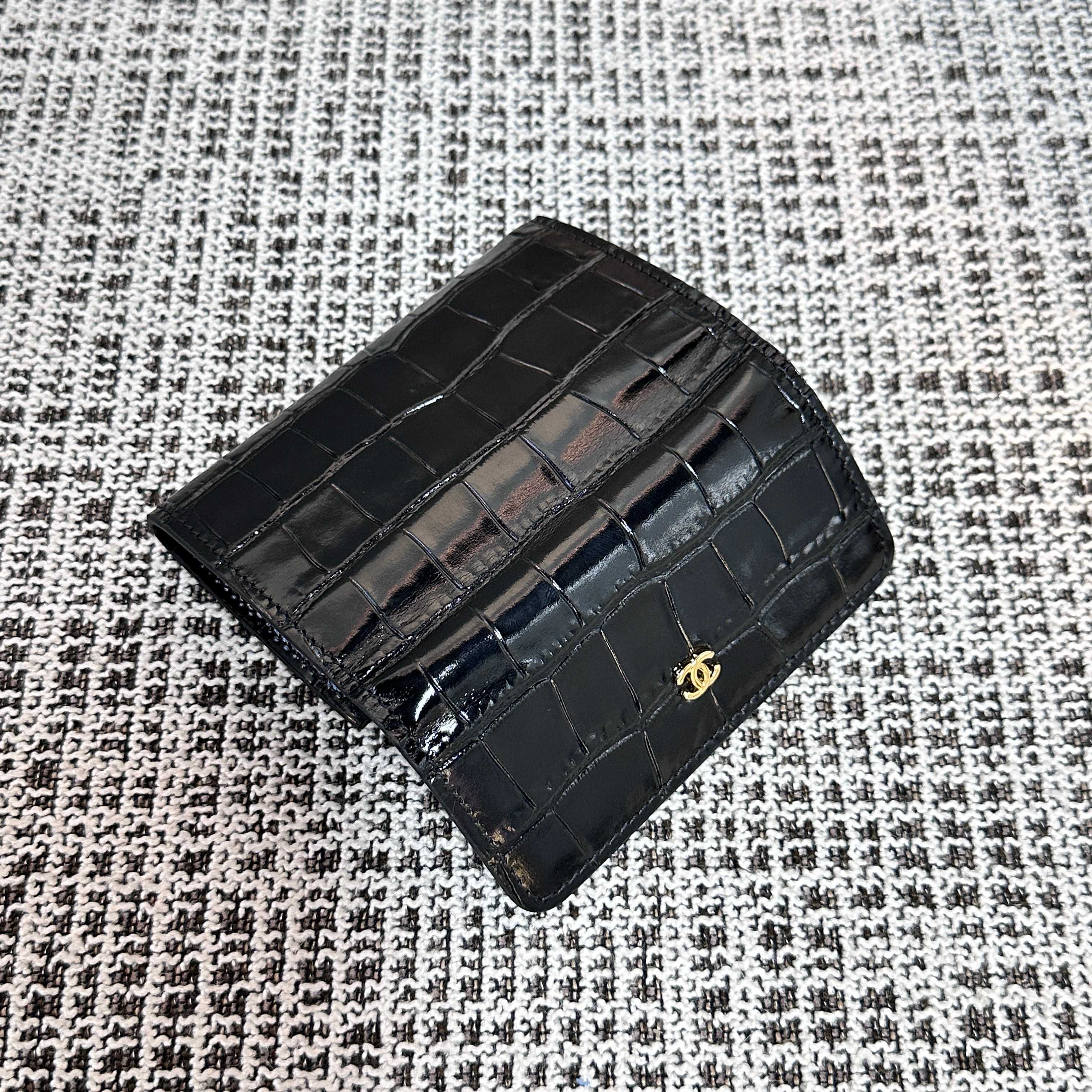 CHANEL 26S FLAP WALLET 11 IN BLACK CROCODILE-EMBOSSED CALFSKIN