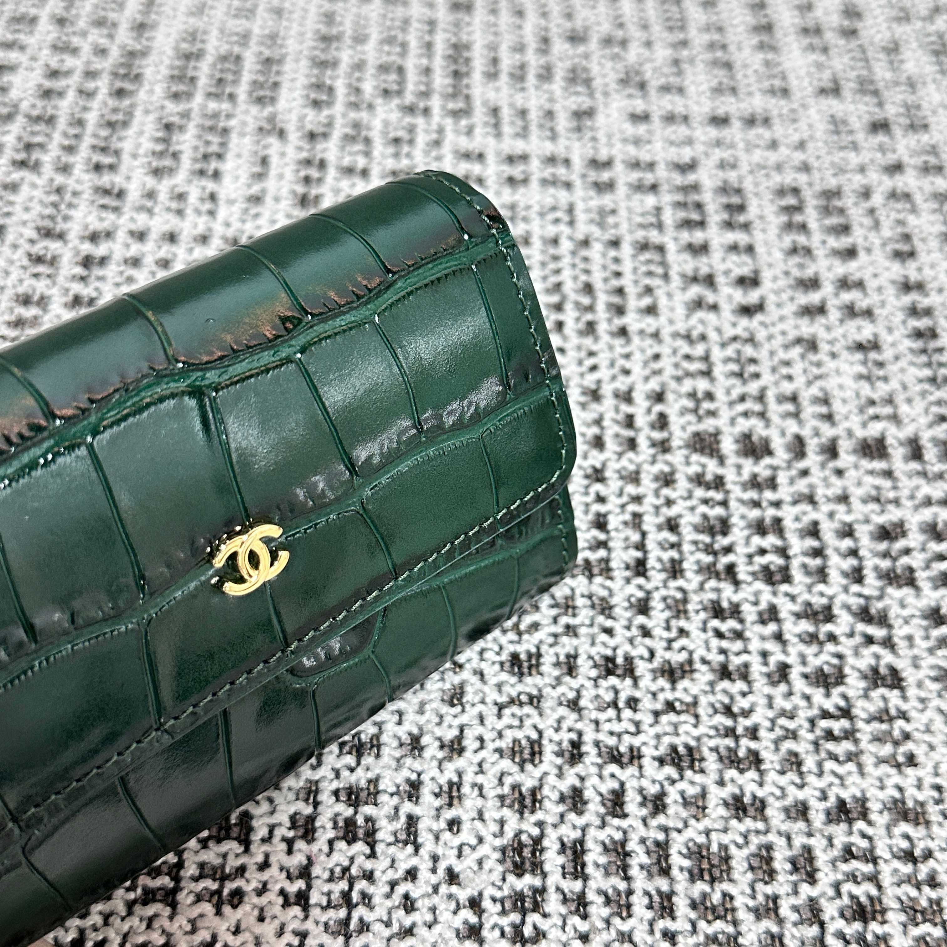 CHANEL 26S FLAP WALLET 11 IN DARK GREEN CROCODILE-EMBOSSED CALFSKIN