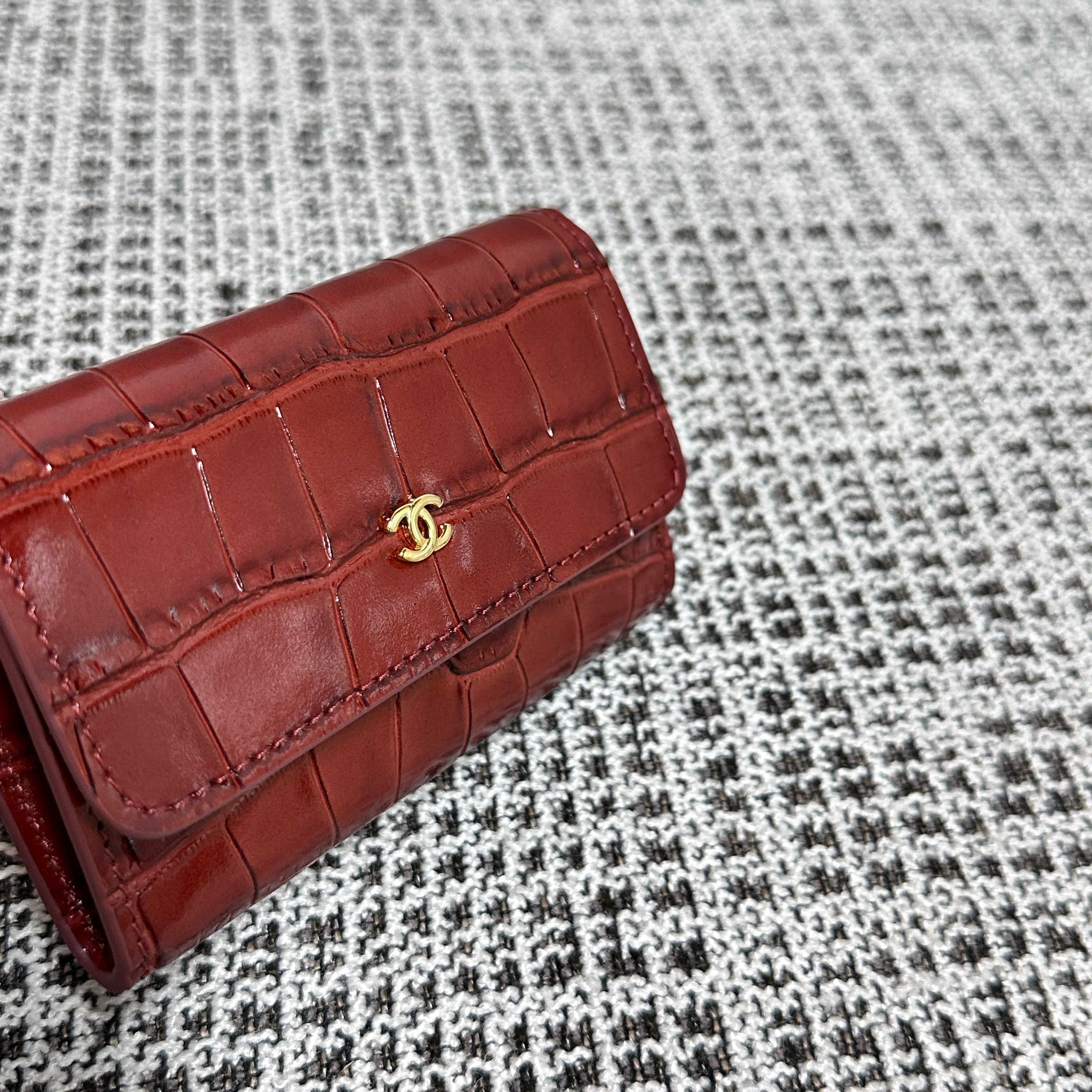 CHANEL 26S FLAP WALLET 11 IN DARK RED CROCODILE-EMBOSSED CALFSKIN