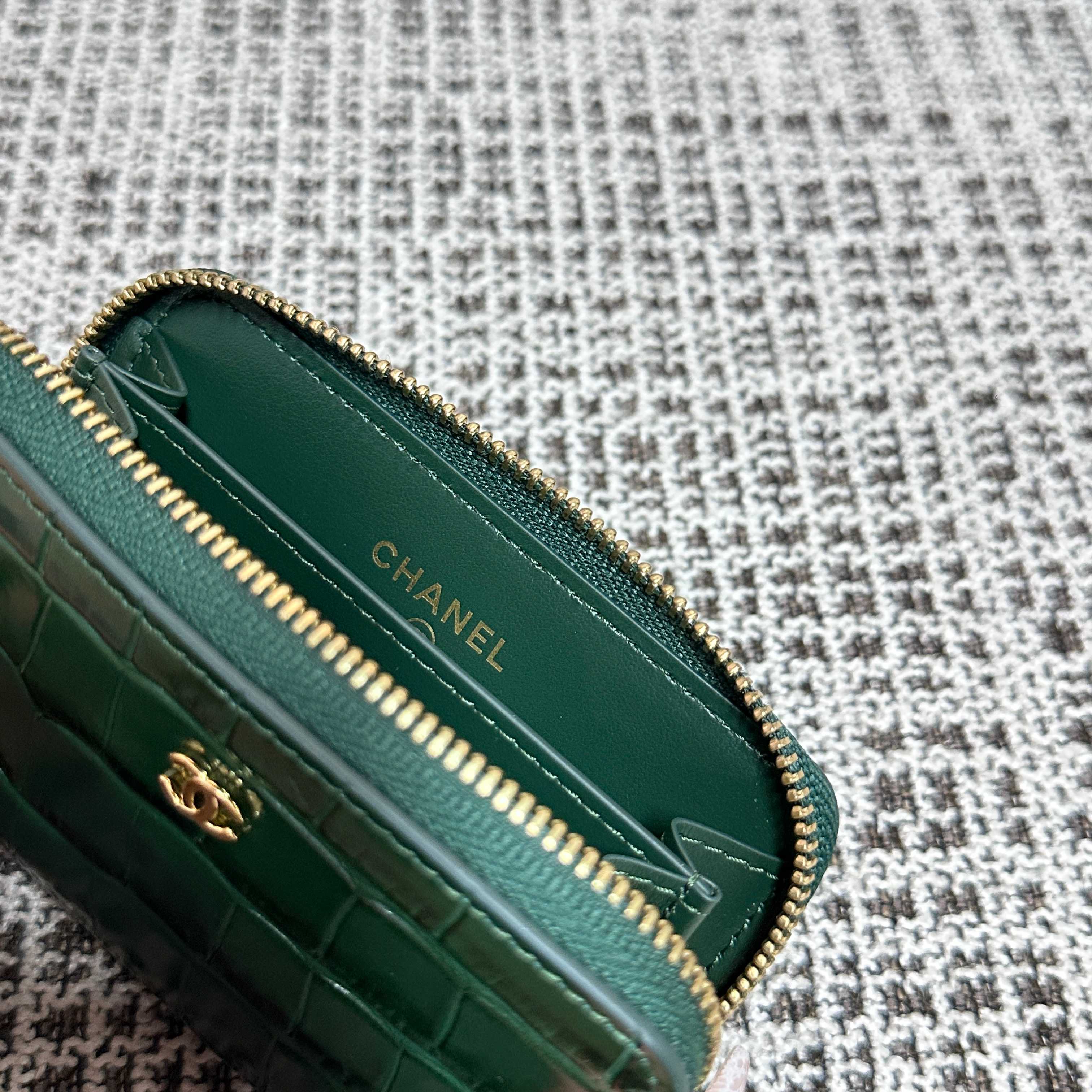 CHANEL 26S ZIPPER WALLET 11 IN DARK GREEN CROCODILE-EMBOSSED CALFSKIN