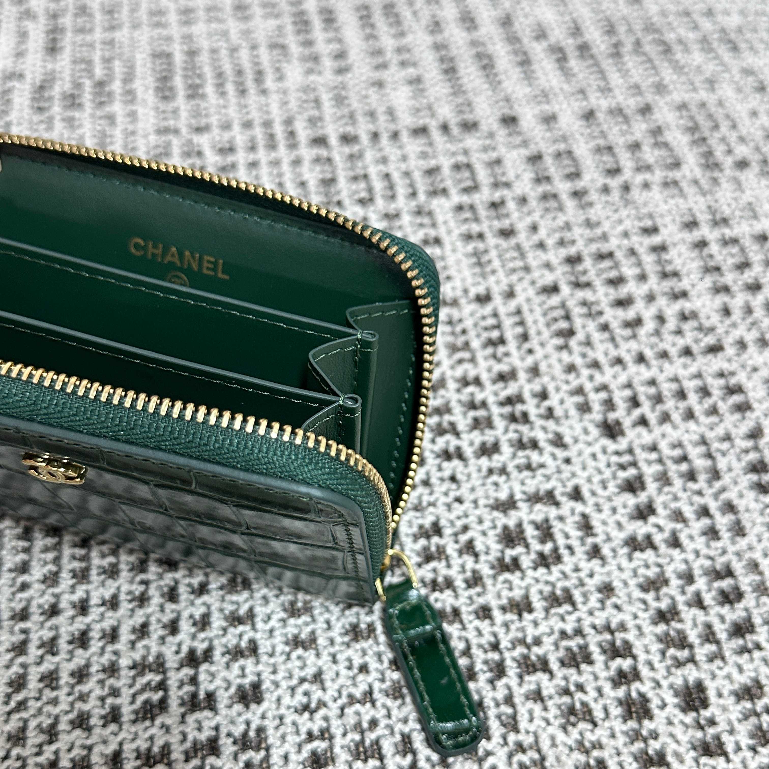 CHANEL 26S ZIPPER WALLET 11 IN DARK GREEN CROCODILE-EMBOSSED CALFSKIN