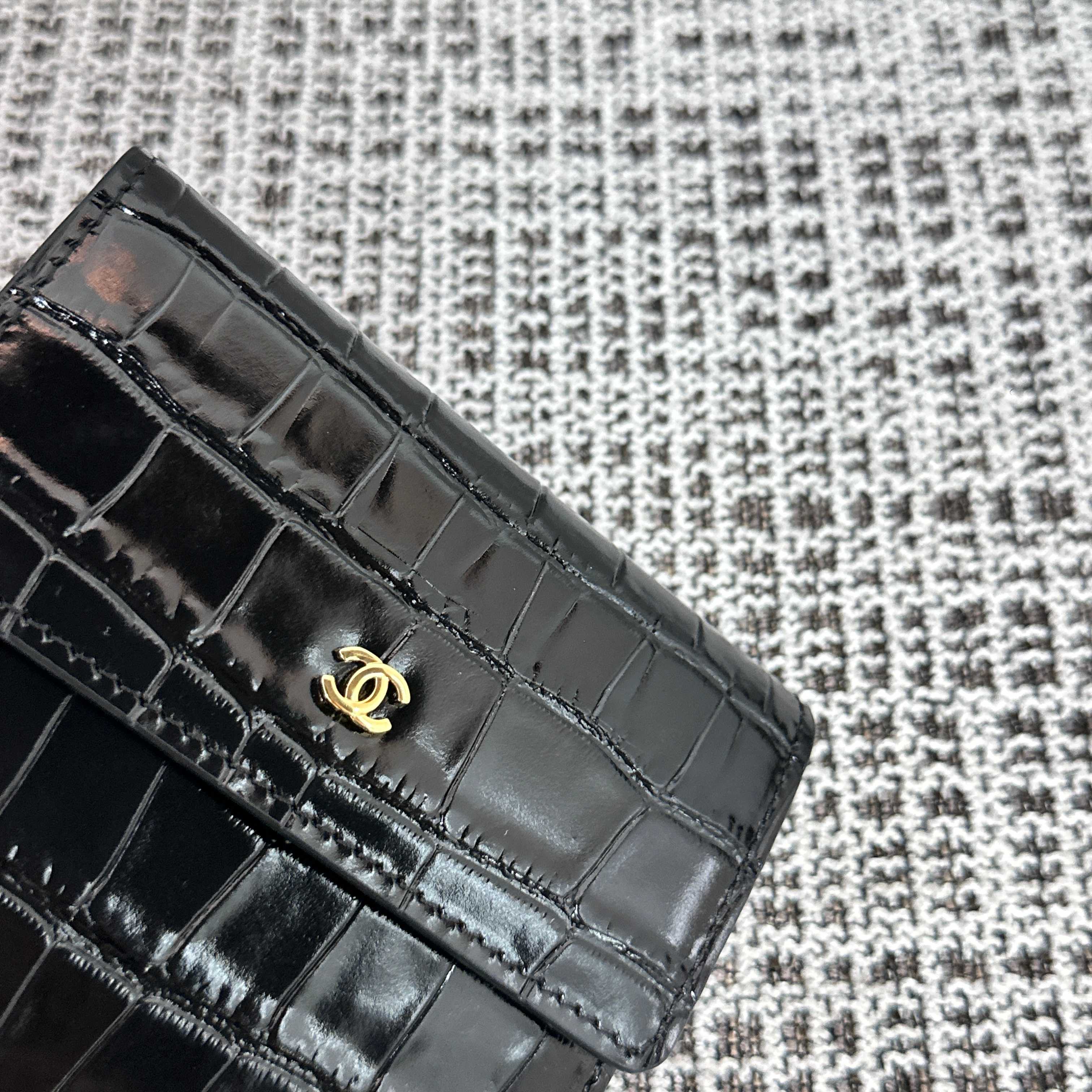 CHANEL 26S FLAP WALLET 11 IN BLACK CROCODILE-EMBOSSED CALFSKIN STYLE 2