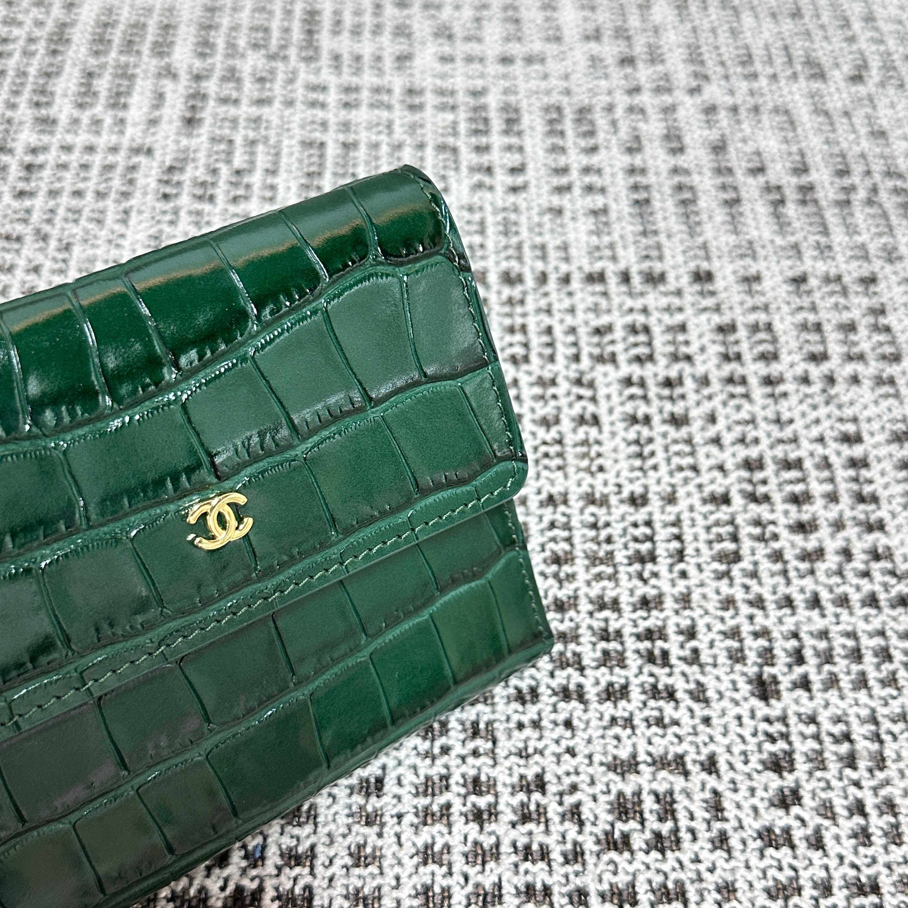 CHANEL 26S FLAP WALLET 11 IN DARK GREEN CROCODILE-EMBOSSED CALFSKIN STYLE 3