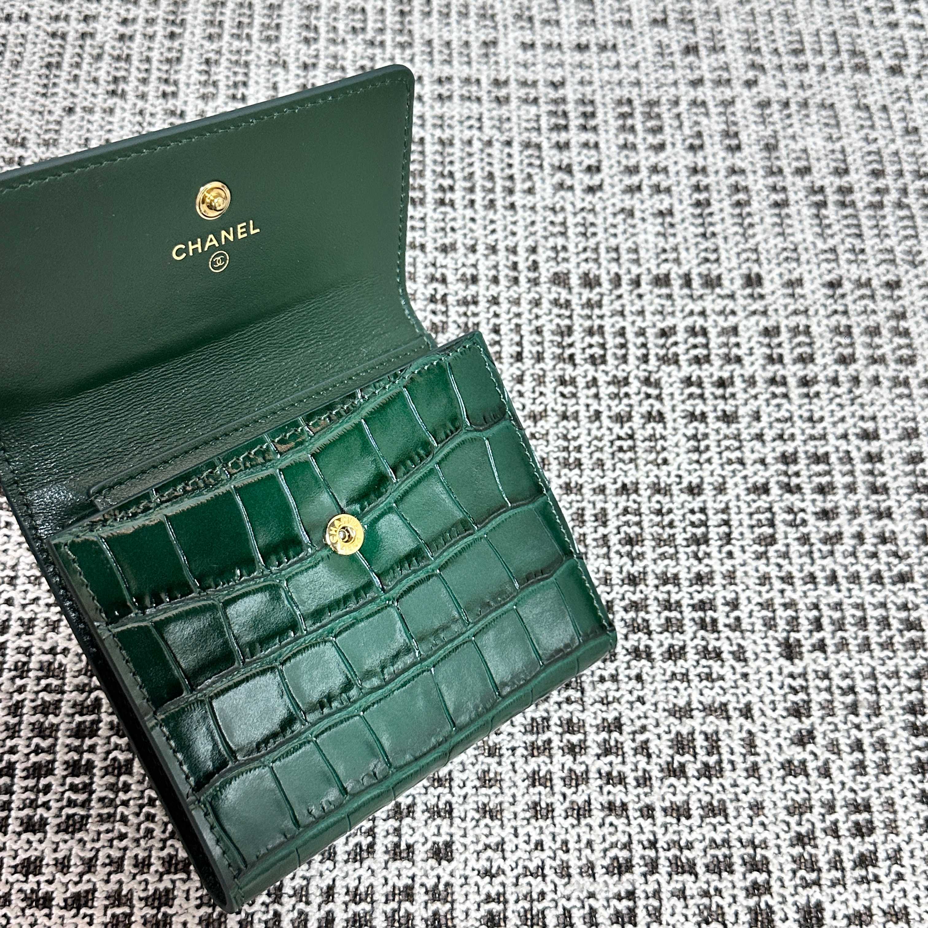 CHANEL 26S FLAP WALLET 11 IN DARK GREEN CROCODILE-EMBOSSED CALFSKIN STYLE 3