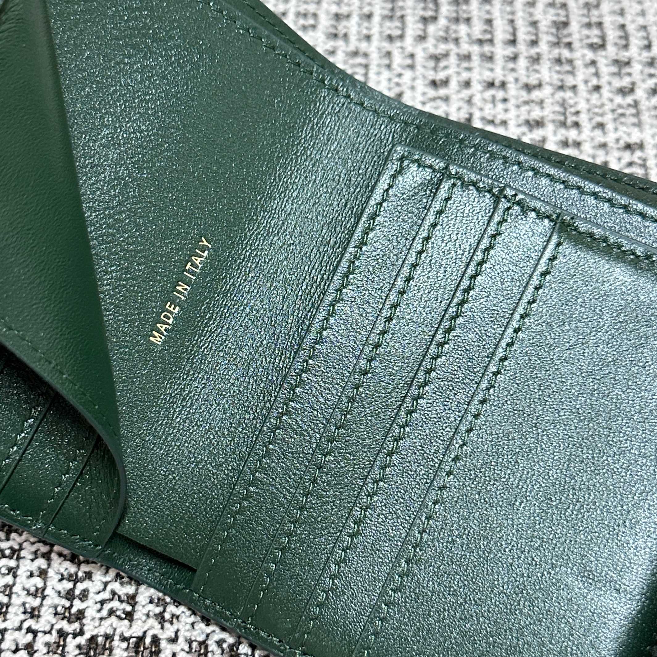 CHANEL 26S FLAP WALLET 11 IN DARK GREEN CROCODILE-EMBOSSED CALFSKIN STYLE 3