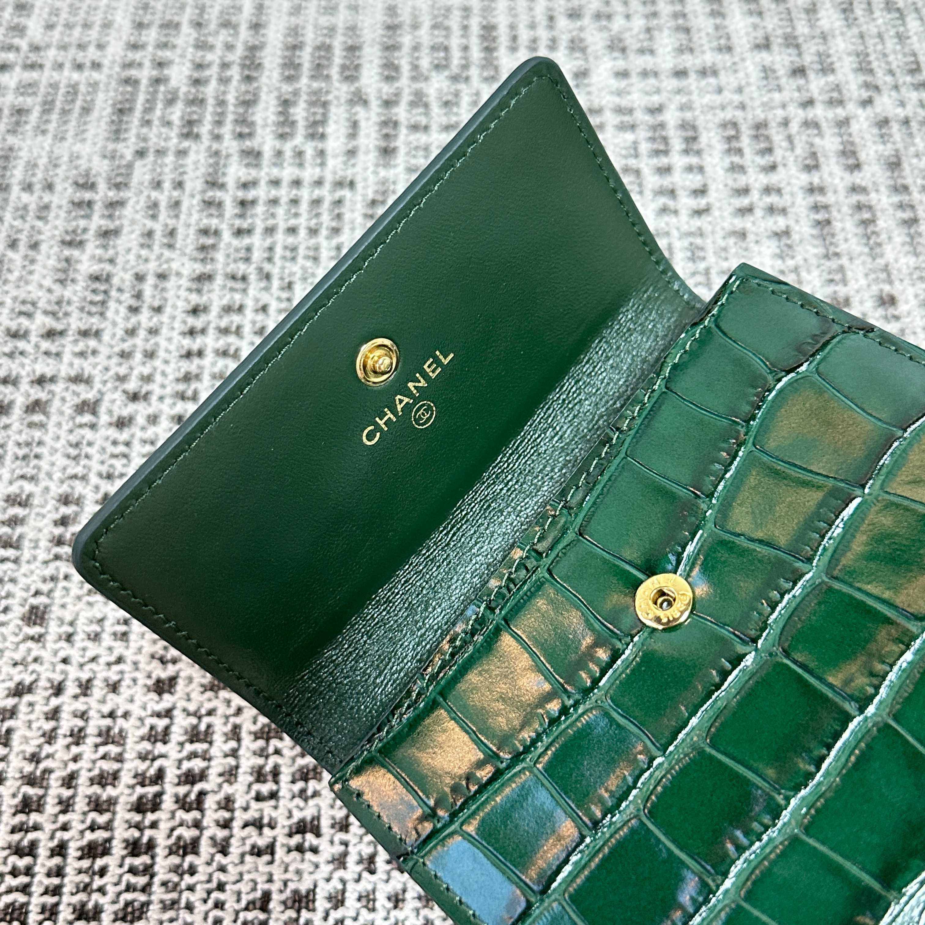 CHANEL 26S FLAP WALLET 11 IN DARK GREEN CROCODILE-EMBOSSED CALFSKIN STYLE 3