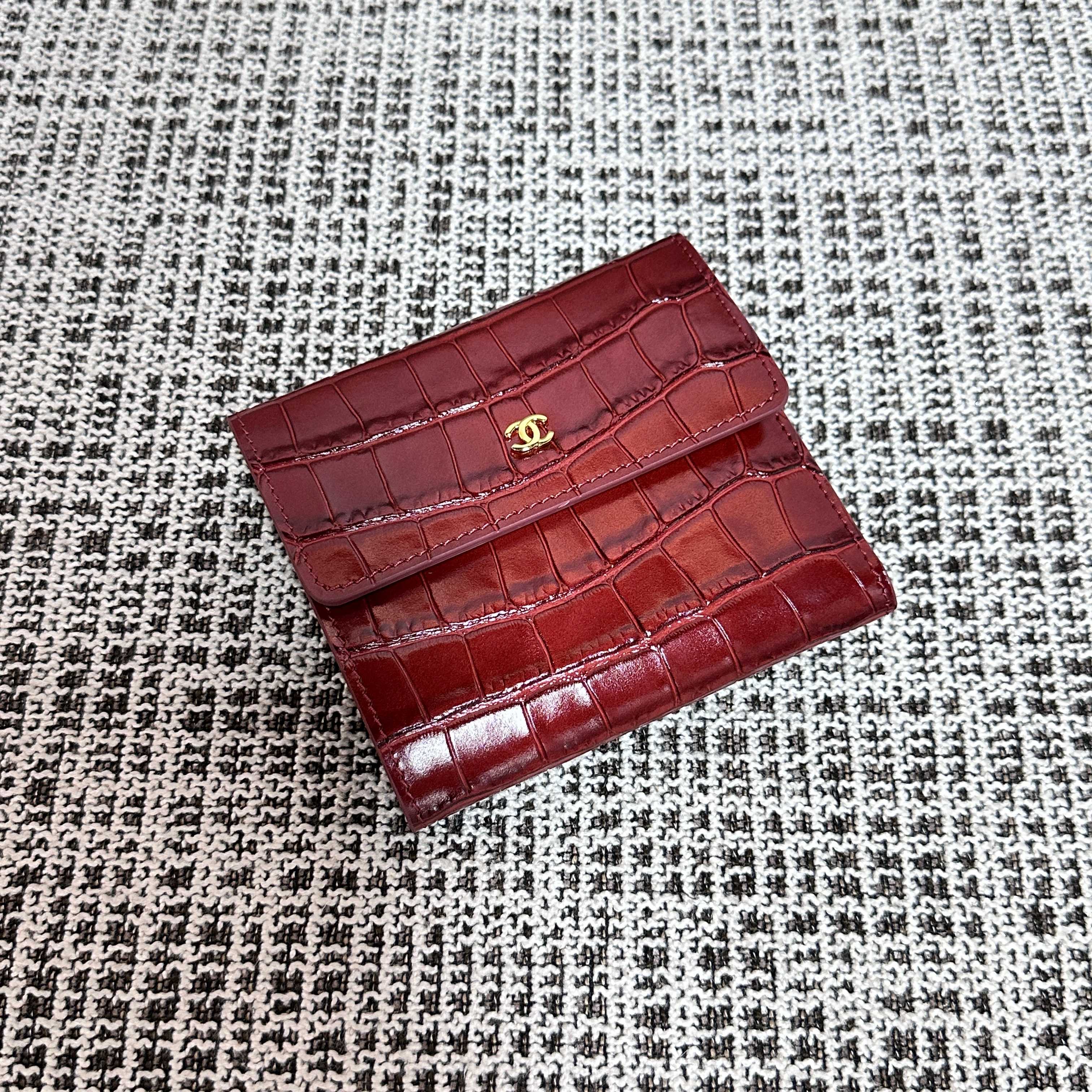 CHANEL 26S FLAP WALLET 11 IN DARK RED CROCODILE-EMBOSSED CALFSKIN STYLE 4