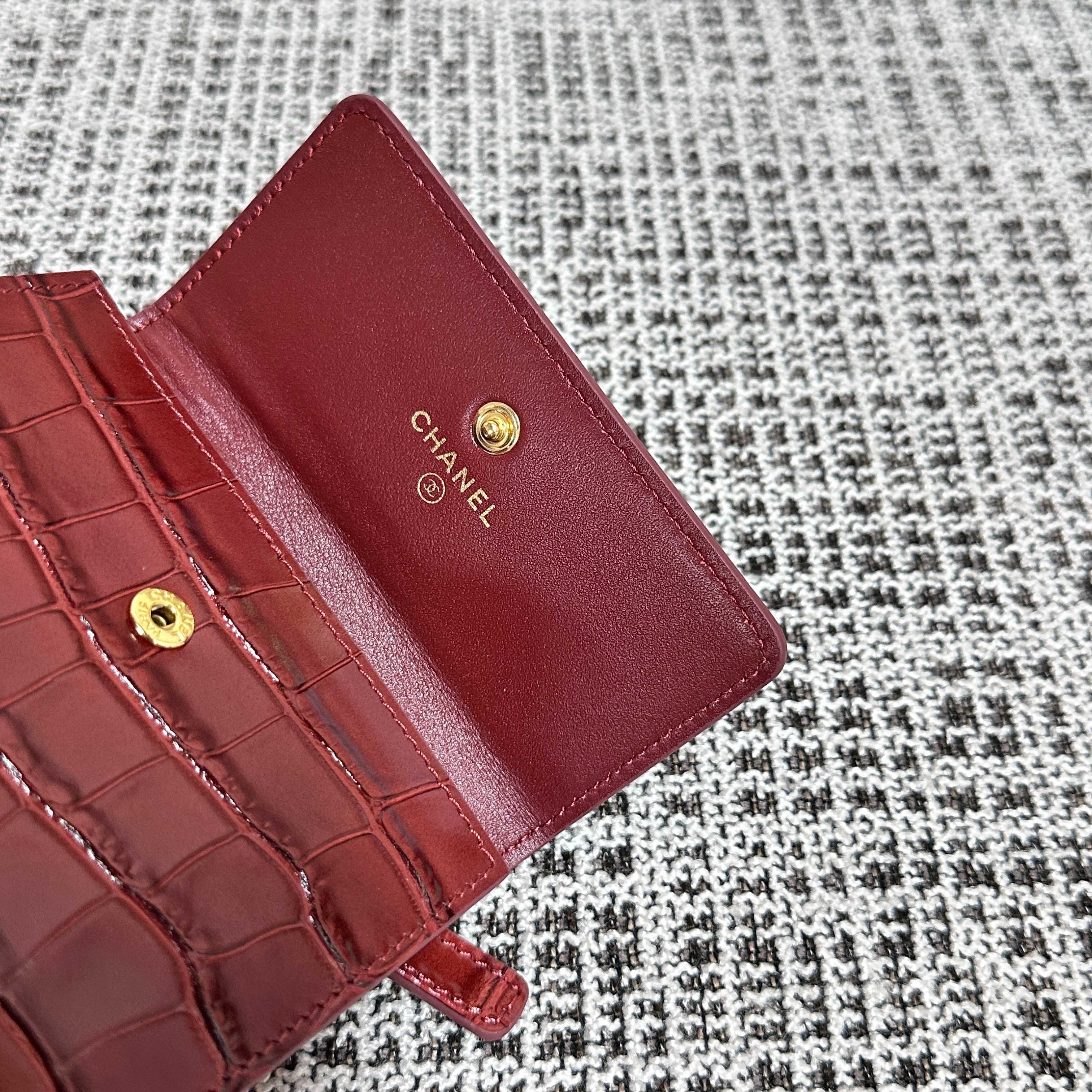 CHANEL 26S FLAP WALLET 11 IN DARK RED CROCODILE-EMBOSSED CALFSKIN STYLE 4