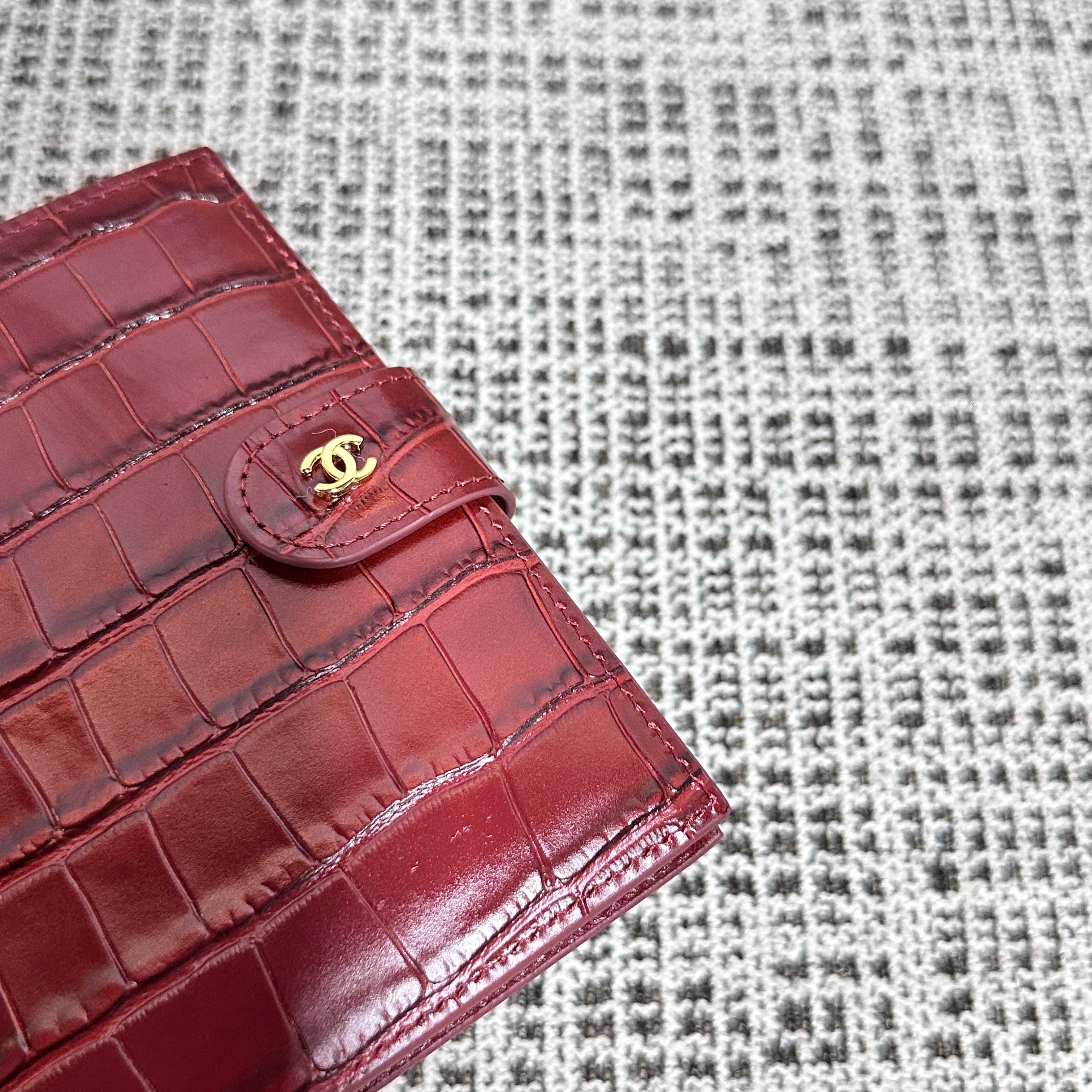 CHANEL 26S WALLET 14 IN DARK RED CROCODILE-EMBOSSED CALFSKIN
