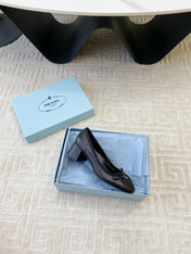 BALLERINA PUMPS WITH TRIANGLE LOGO AND BOW IN BLACK CALFSKIN