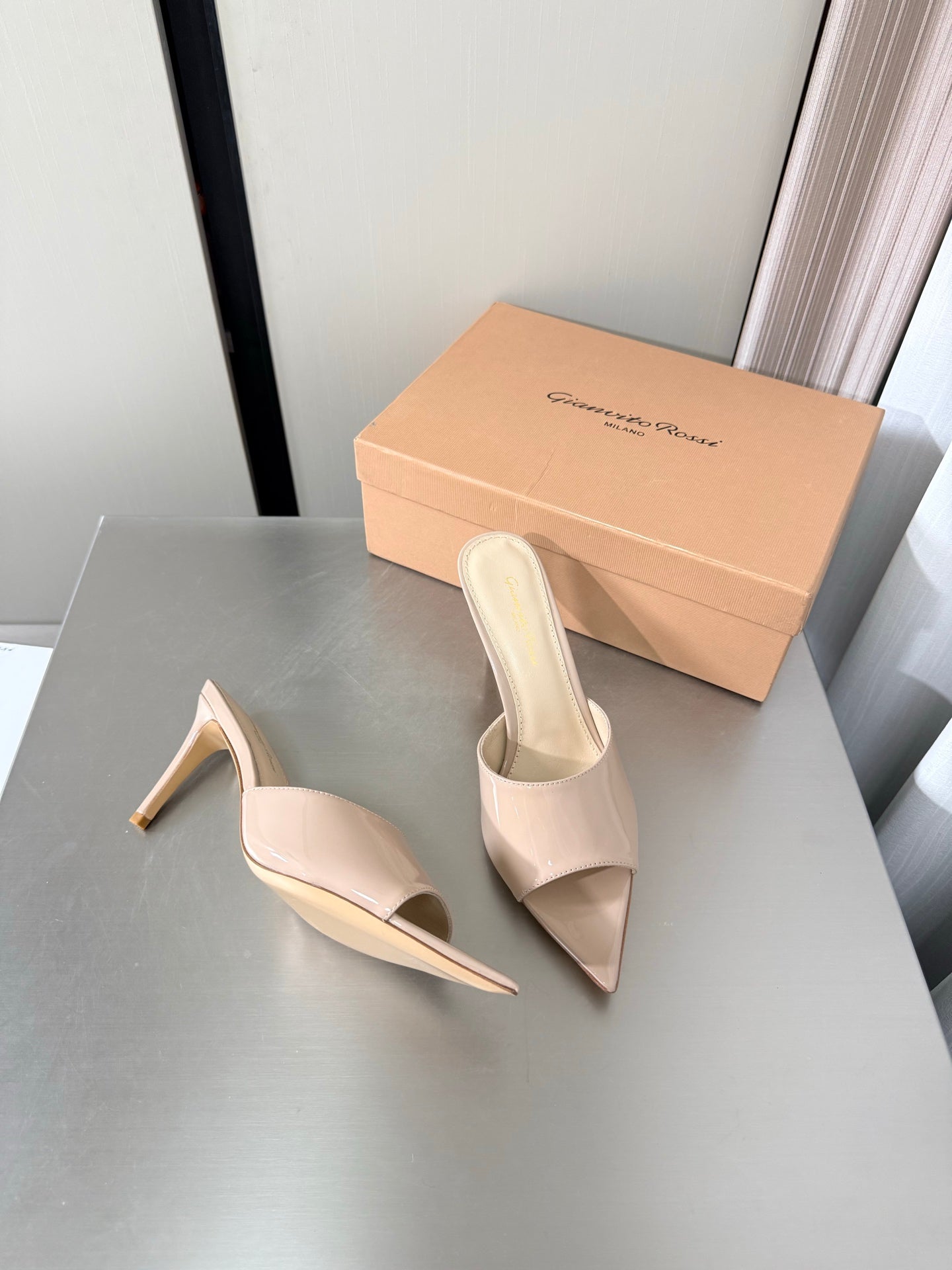 GIANVITO ROSSI 26S POINTED-TOE SANDALS 90 MM IN BEIGE PATENT CALFSKIN