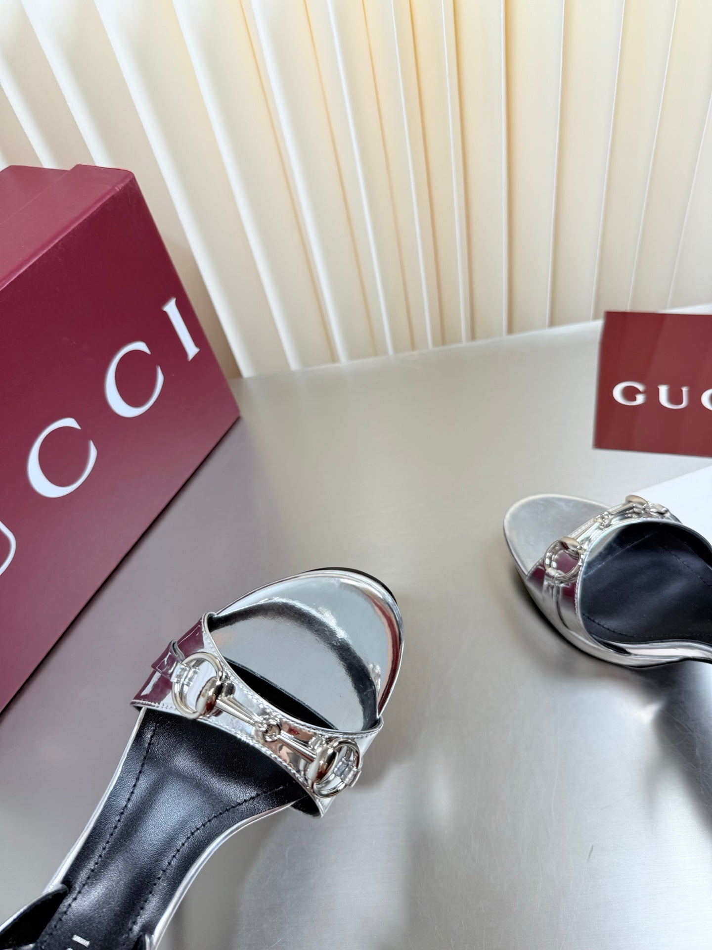 GUCCI 26S SLINGBACK PUMP 105 MM IN SILVER CALFSKIN