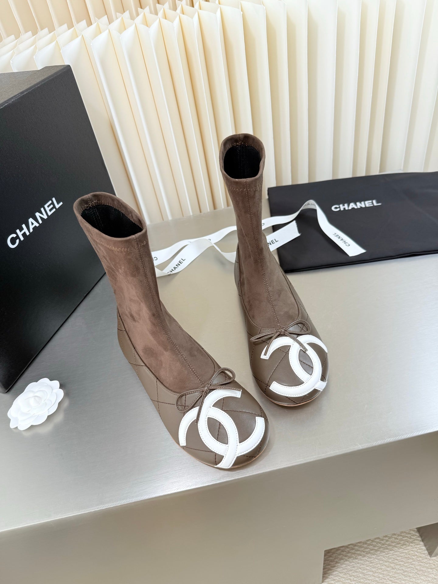 CHANEL 26S ANKLE BOOTS IN BROWN CALFSKIN AND SUEDE SQUARE TOE