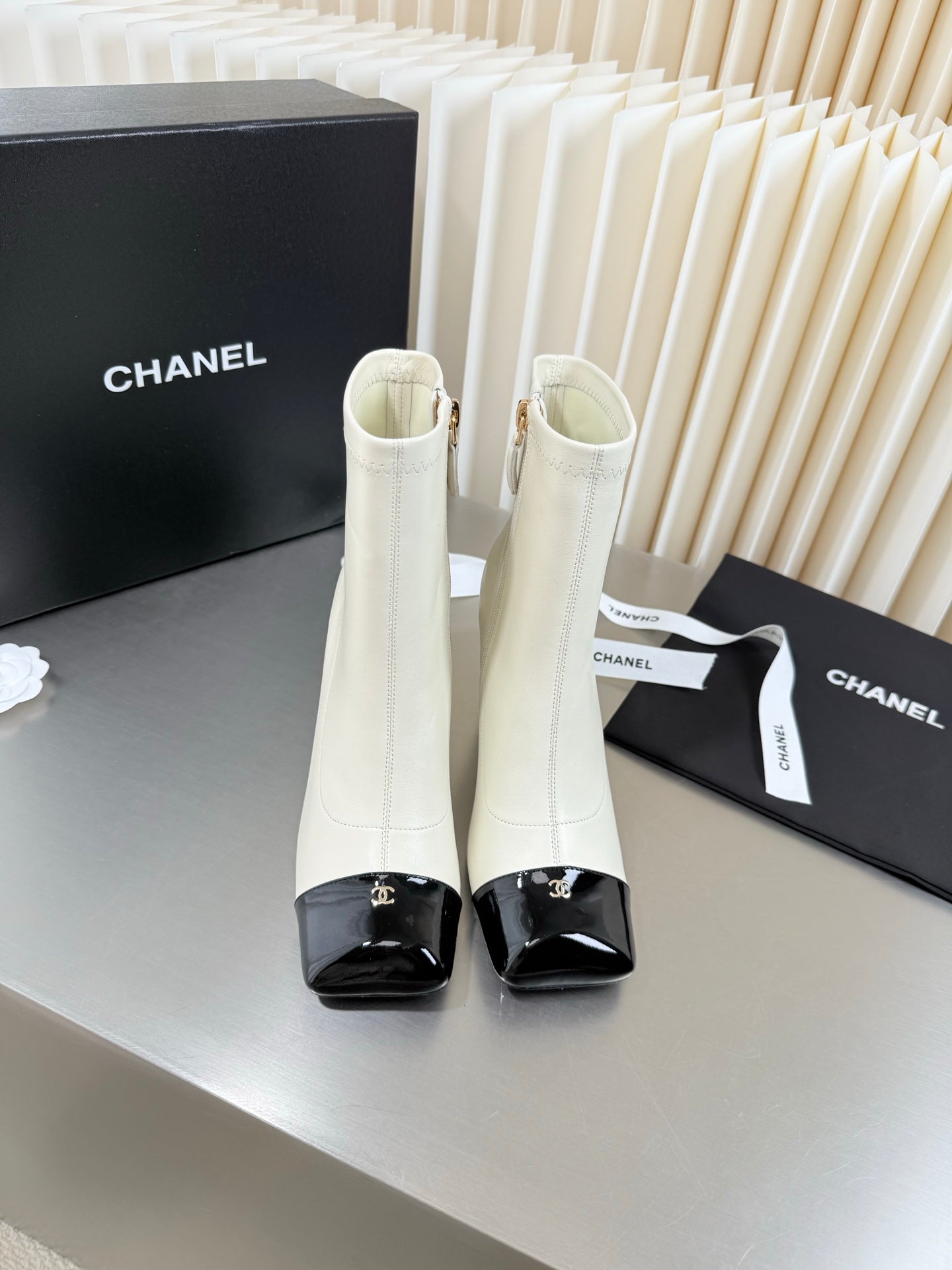 CHANEL 26S ZIPPER BOOTS 75 MM IN WHITE CALFSKIN AND BLACK PATENT LEATHER SQUARE TOE HIGH