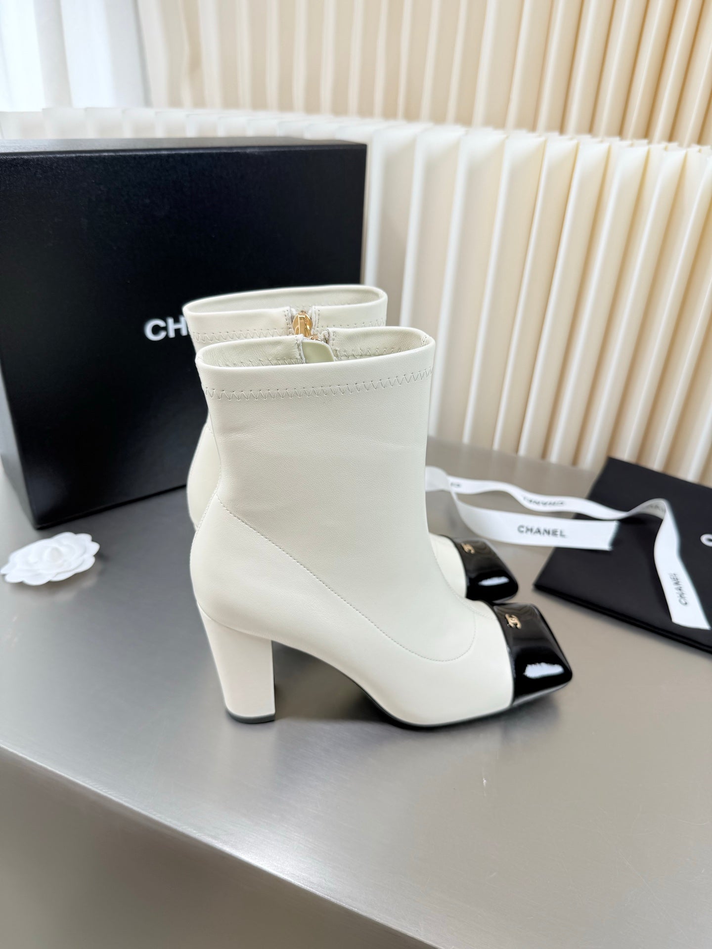 CHANEL 26S ZIPPER BOOTS 75 MM IN WHITE CALFSKIN AND BLACK PATENT LEATHER SQUARE TOE HIGH