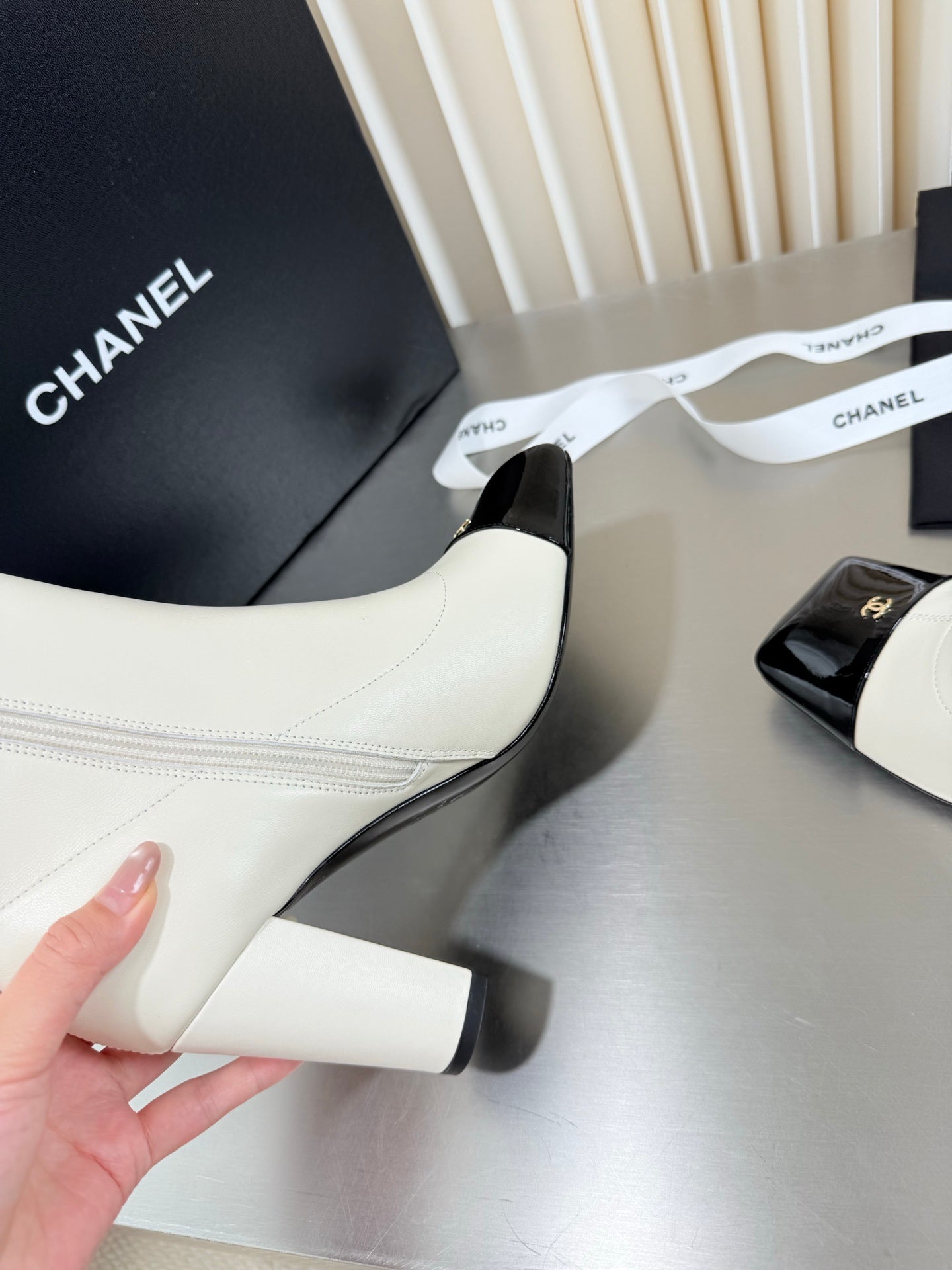 CHANEL 26S ZIPPER BOOTS 75 MM IN WHITE CALFSKIN AND BLACK PATENT LEATHER SQUARE TOE HIGH