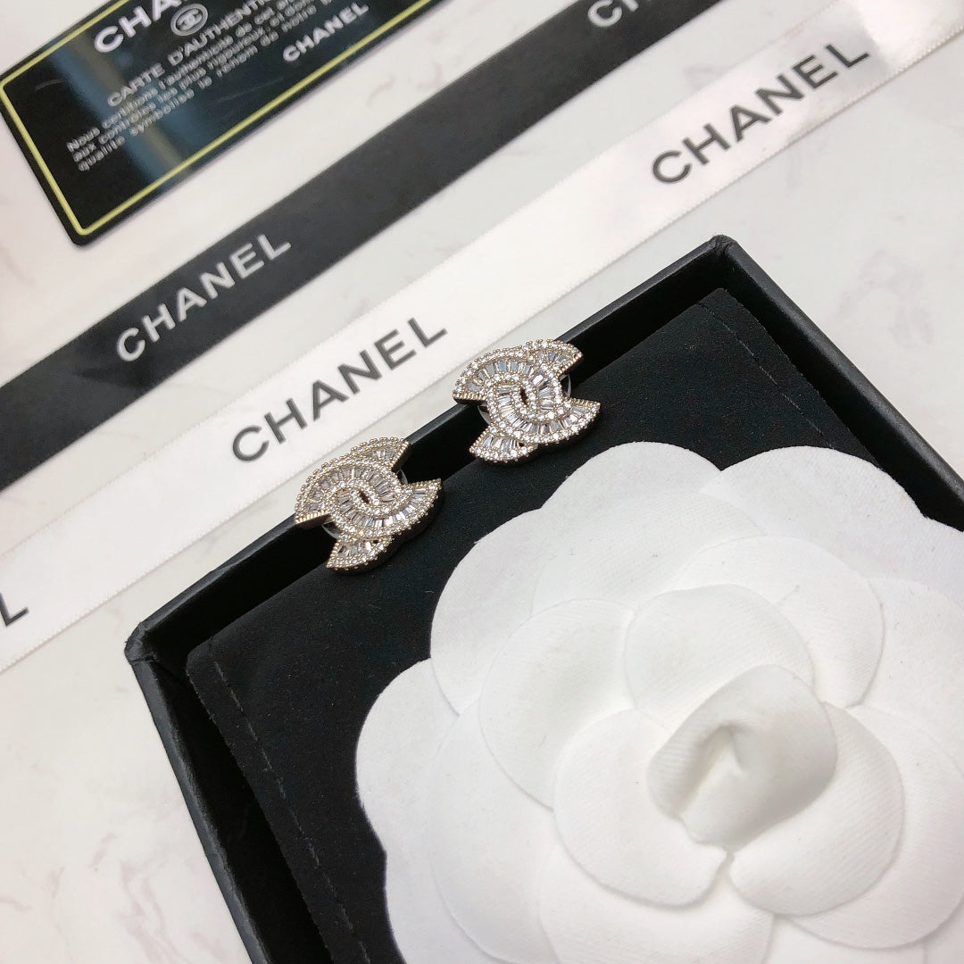 CHANEL 26S DOUBLE C LOGO BAGUETTE & PAVE CRYSTAL STUD EARRINGS IN SILVER METAL 631077