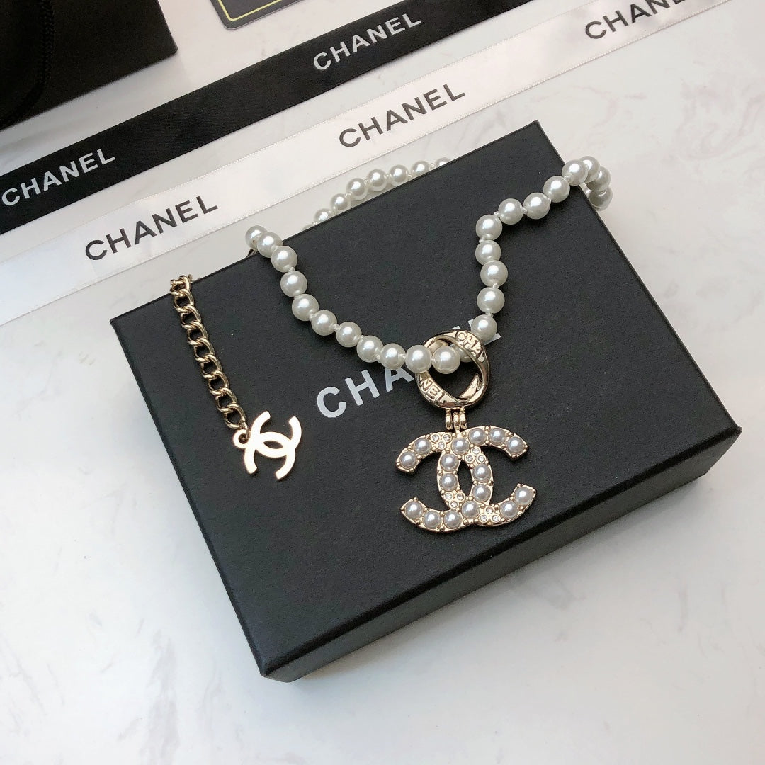 CHANEL 26S CHANEL CC LOGO PEARL BEADED NECKLACE WITH CHARM DETAIL IN GOLD METAL 633323