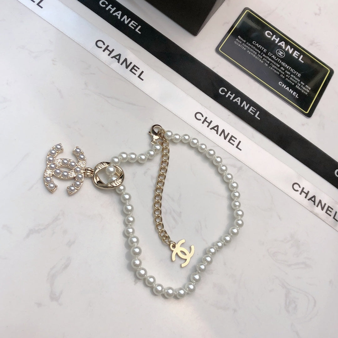 CHANEL 26S CHANEL CC LOGO PEARL BEADED NECKLACE WITH CHARM DETAIL IN GOLD METAL 633323