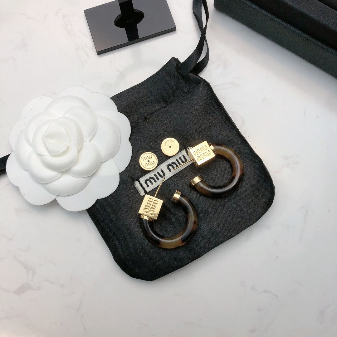 MIUMIU 26S TORTOISESHELL RESIN CURVED HOOP LOGO EARRINGS IN GOLD TONE METAL 615773