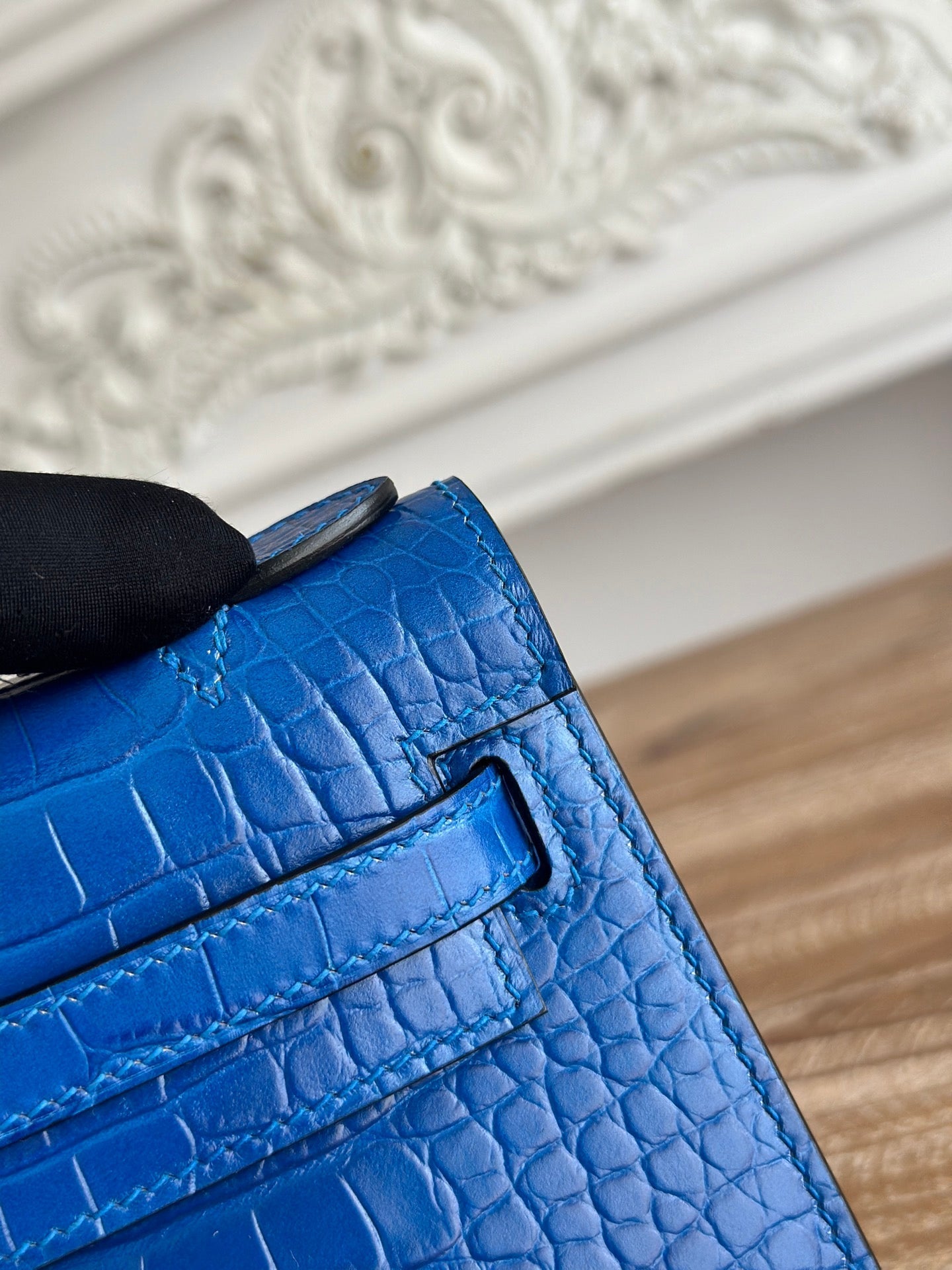 HM 26S KELLY MINI 22MM IN DARK BLUE CROC EMBOSSED CALFSKIN SILVER KELLY BUCKLE