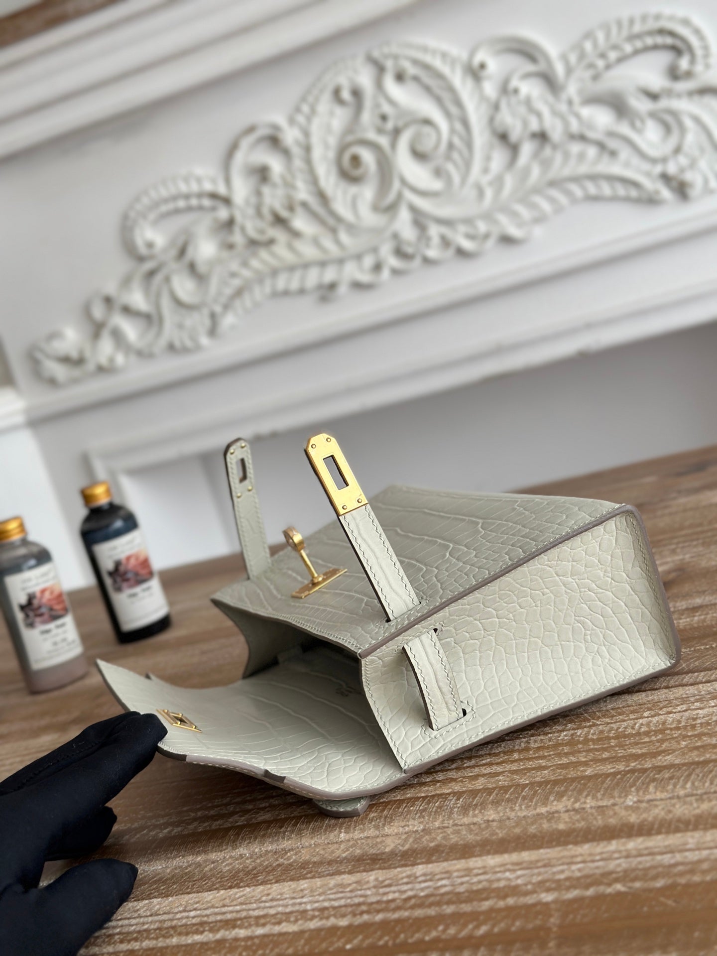HM 26S KELLY MINI 22MM IN MILKY WHITE CROC EMBOSSED CALFSKIN GOLD KELLY BUCKLE