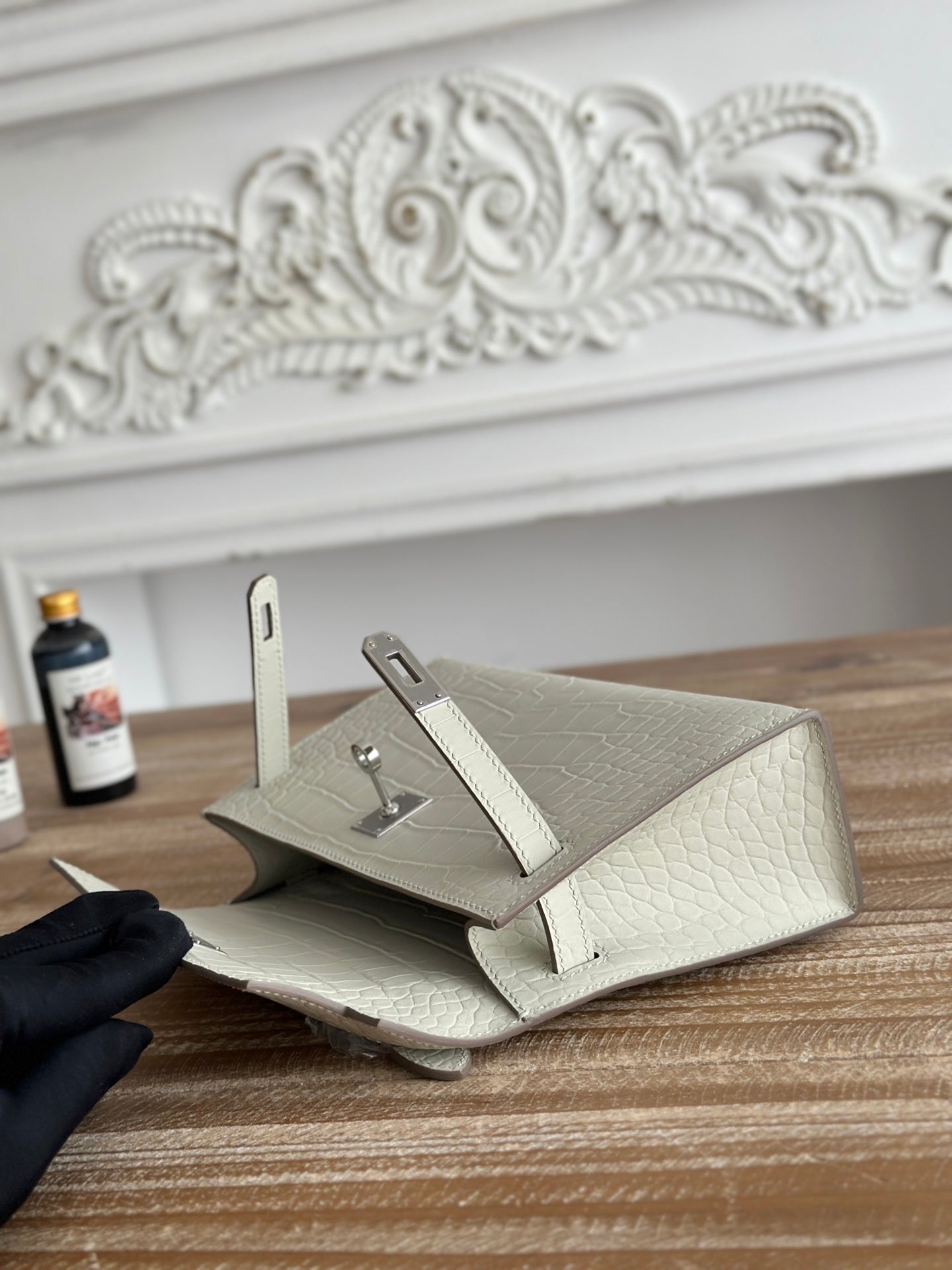 HM 26S KELLY MINI 22MM IN MILKY WHITE CROC EMBOSSED CALFSKIN SILVER KELLY BUCKLE