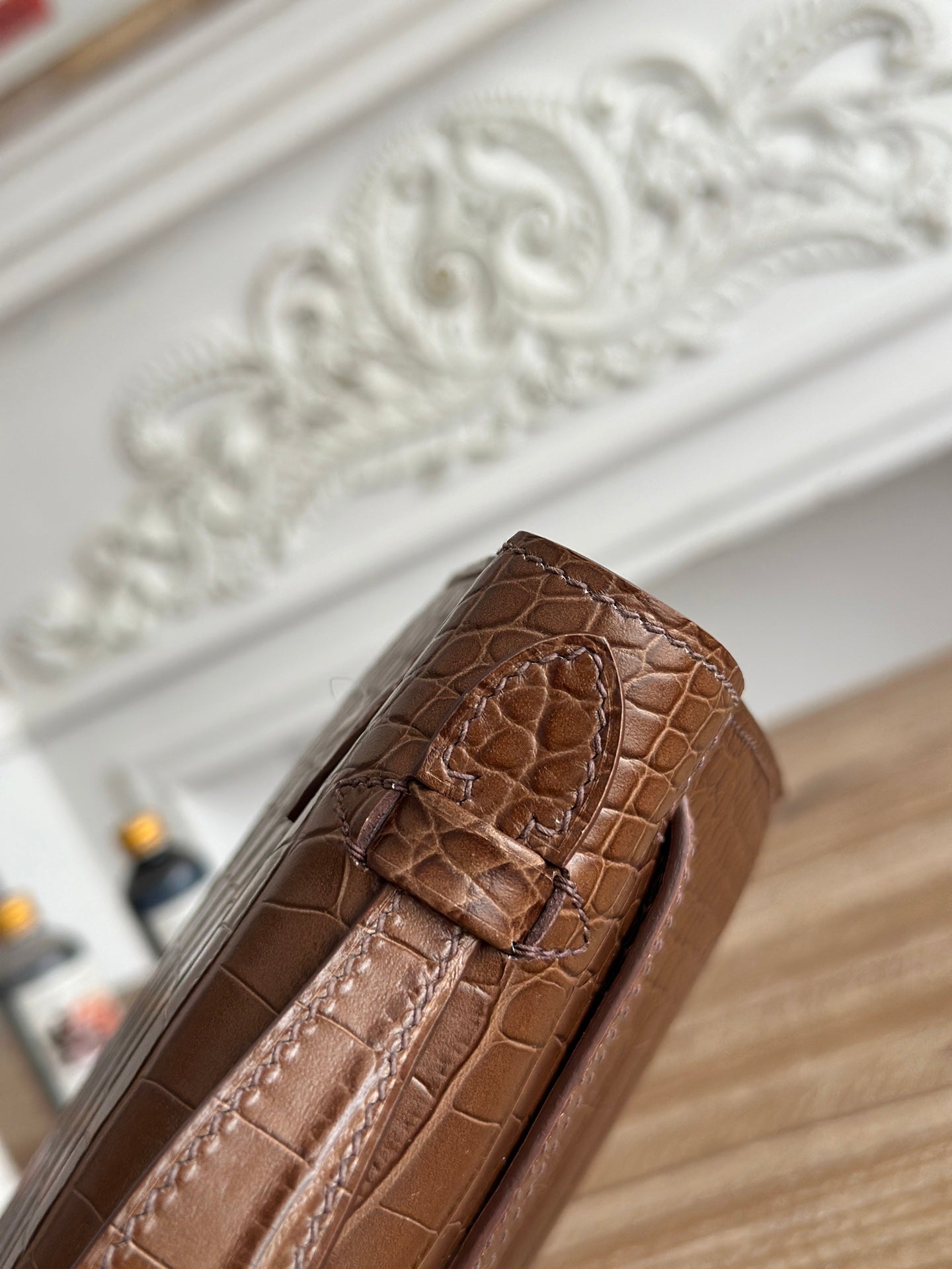 HM 26S KELLY MINI 22MM IN DARK BROWN CROC EMBOSSED CALFSKIN GOLD KELLY BUCKLE