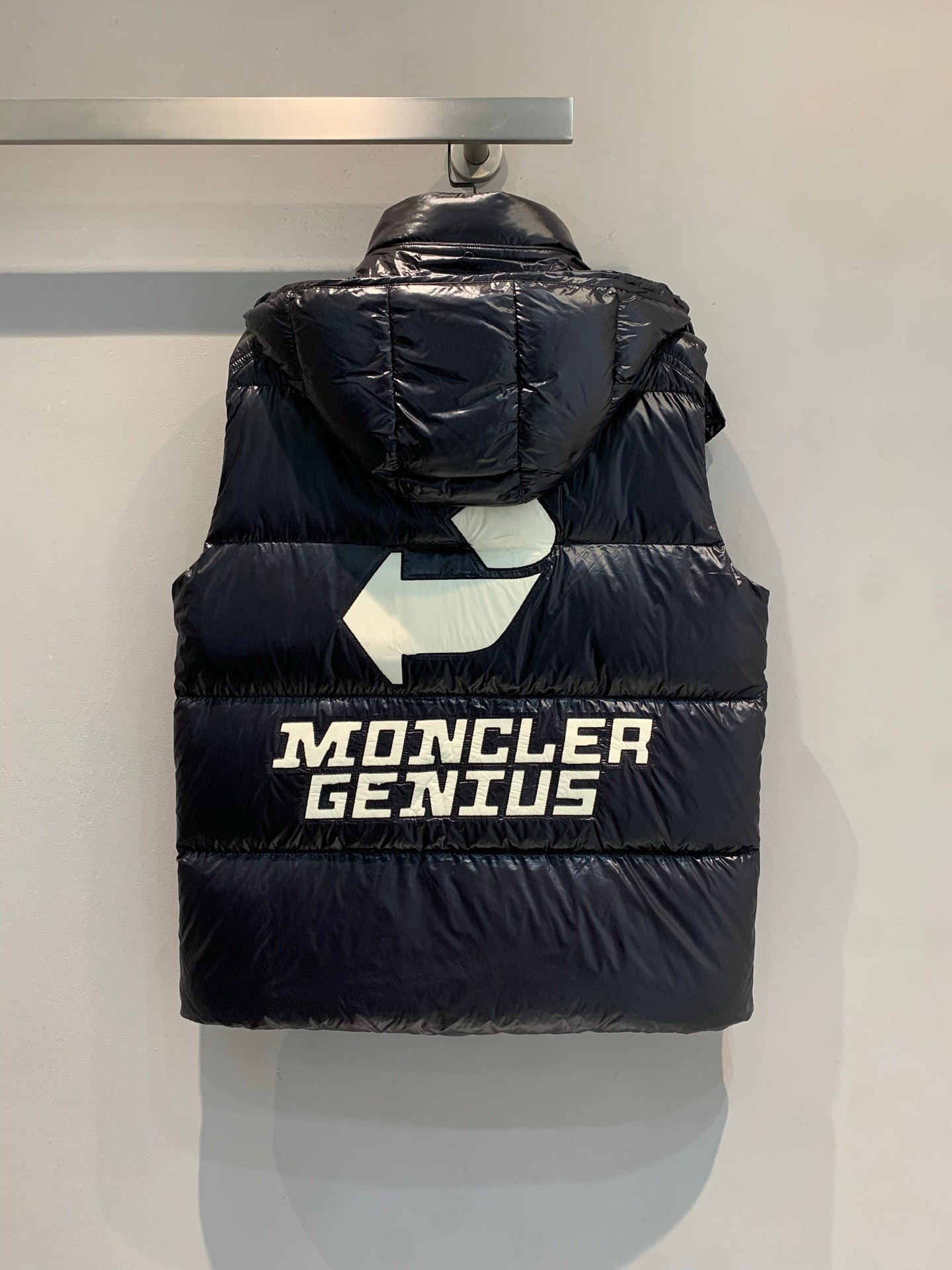 MONCLER 25S SLEEVELESS JACKET 372