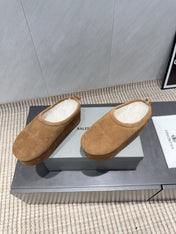 BALENCIAGA 25S AURALEE SLIP-ON 50 MM IN LIGHT BROWN SUEDE STYLE 1